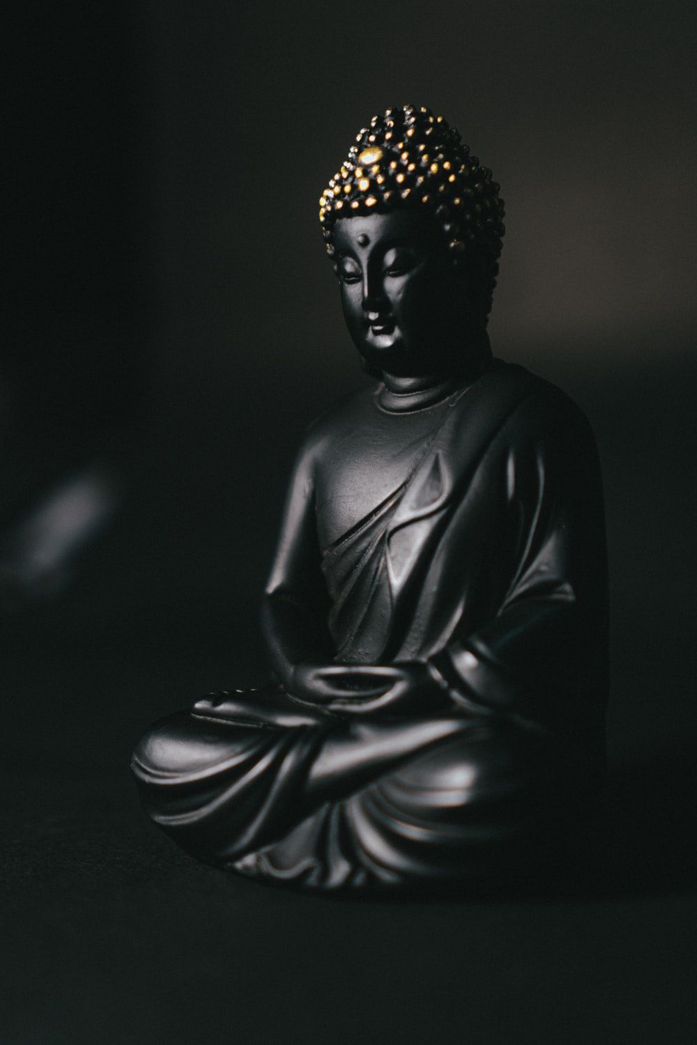 Schwarze Buddha-Statue, Dunkler Hintergrund, Meditation, Minimalismus, Sperrbildschirm fürs iPhone