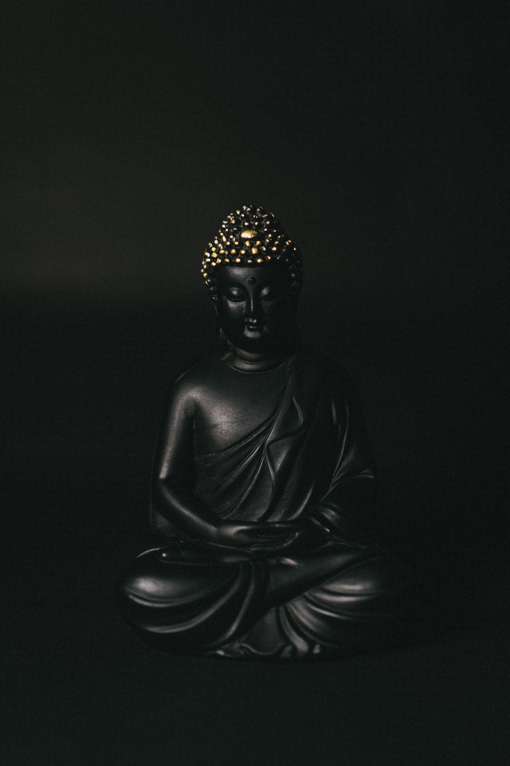 Buddha-Statue, Dunkler Hintergrund, Meditation, Lichtreflex, Minimalismus, Sperrbildschirm fürs iPhone