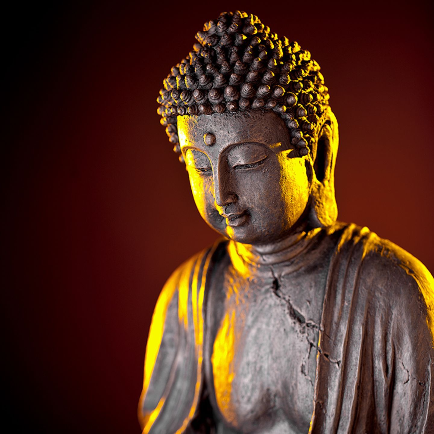 Buddha-Statue, Bronze, Seitenlicht, Dunkelroter Hintergrund, Nahaufnahme, HD Wallpaper
