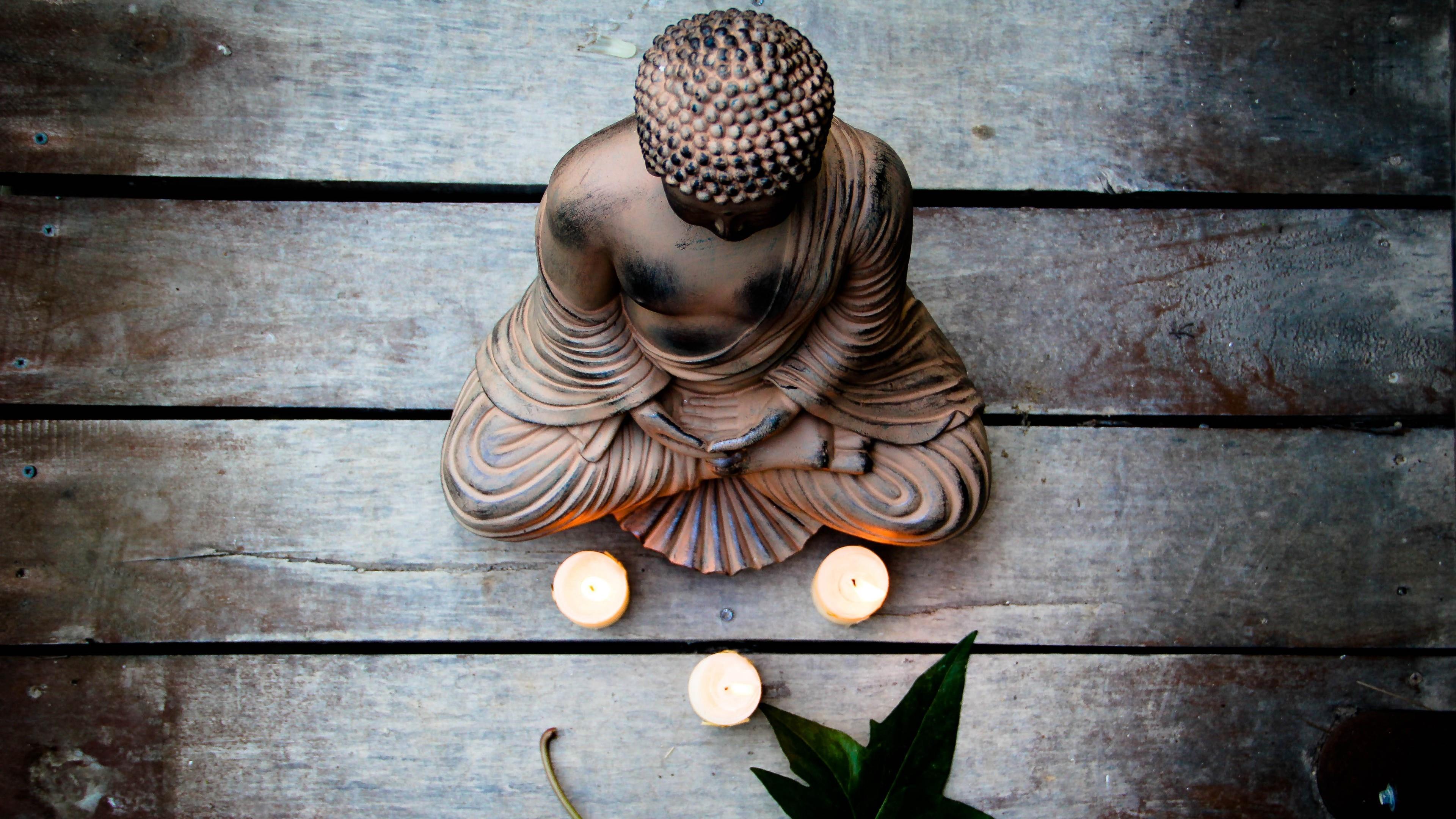 Buddha-Figur, Teelichter, Holzbretter, Draufsicht, Graue Töne, 3840x2160, PC-Hintergrundbild