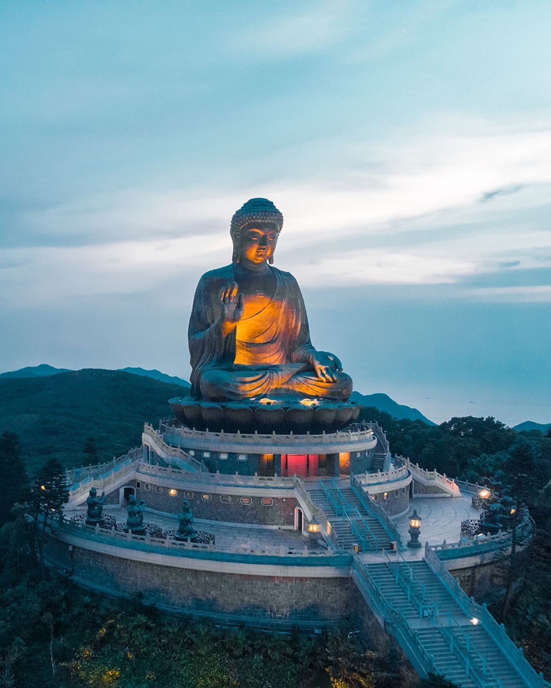 Tian Tan Buddha, Lantau Island, Hongkong, Luftaufnahme, Abenddämmerung, Full HD, iPad-Hintergrundbild