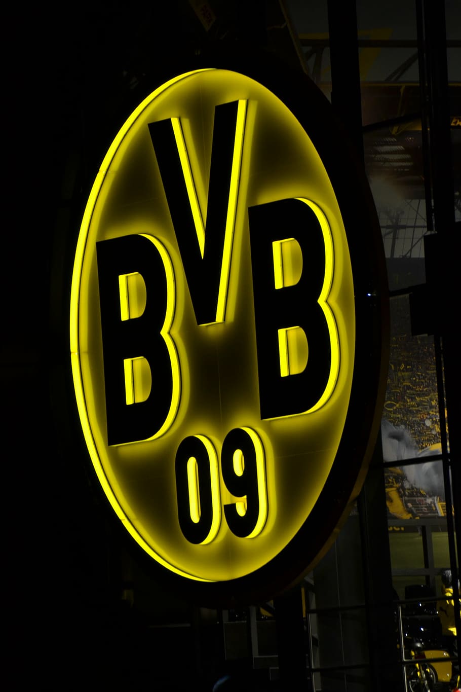 BVB-Logo, Leuchtreklame, Schwarzer Hintergrund, Nahaufnahme, Sperrbildschirm fürs iPhone