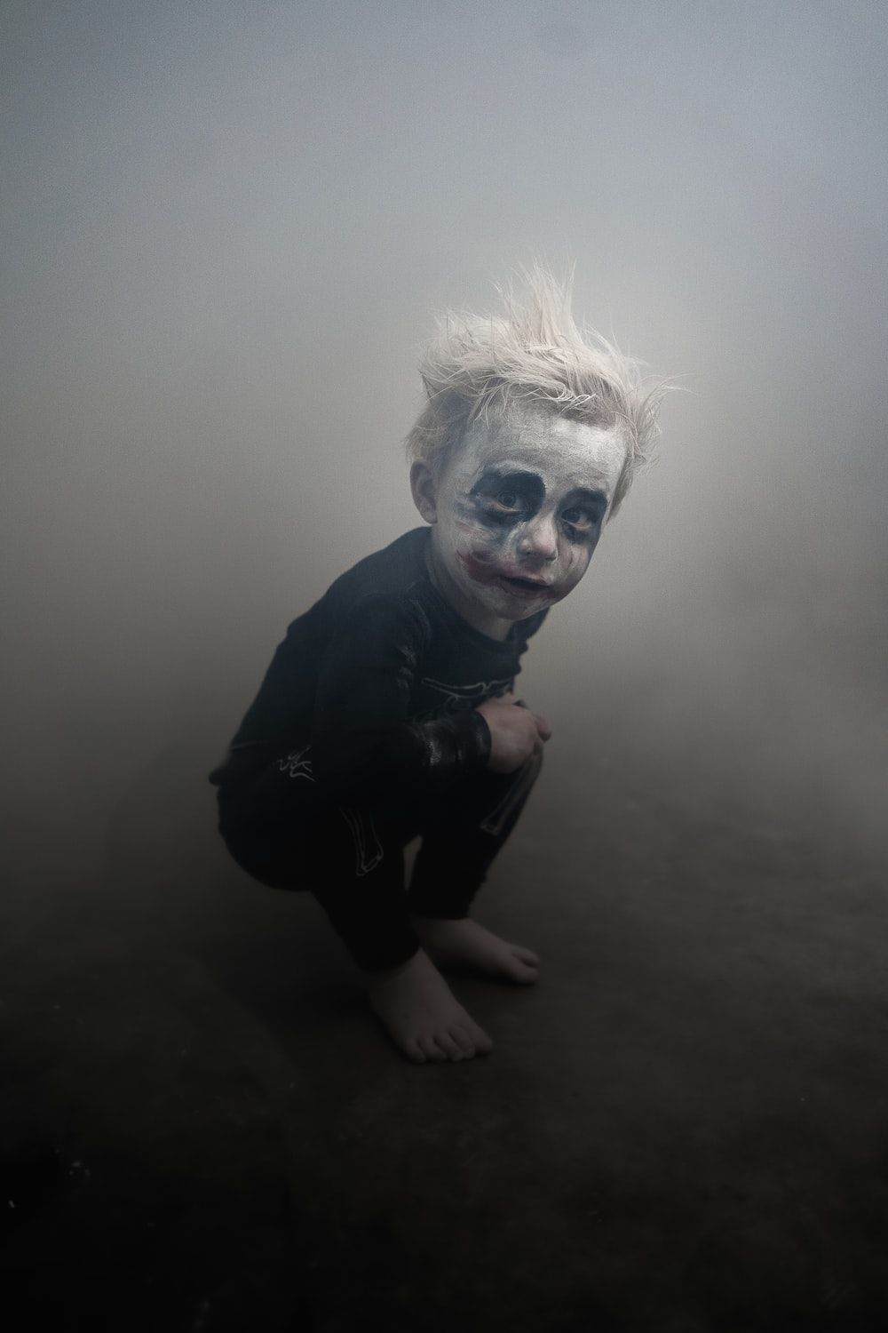 Junge, Geschminktes Gesicht, Nebel, Hocken, Unheimlich, Hochformat, Hintergrundbild fürs Smartphone