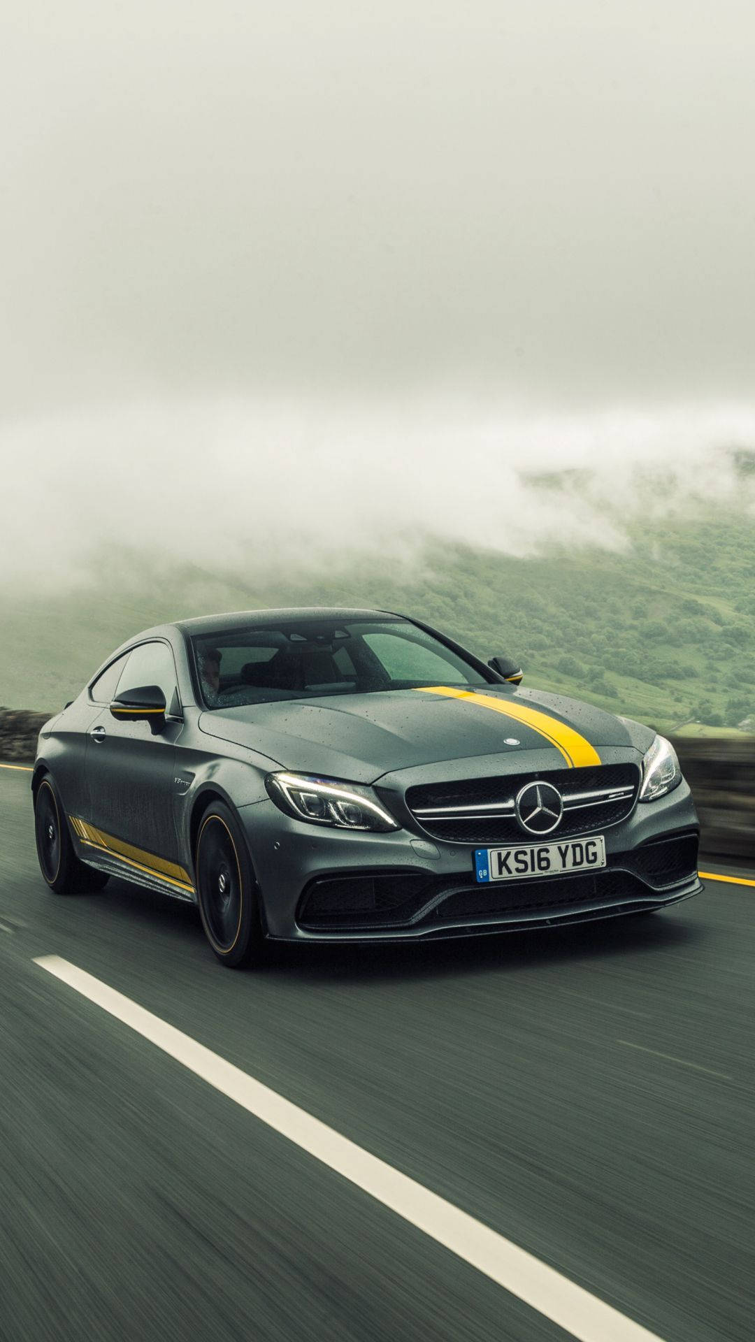 Mercedes-AMG C 63 Coupé, Grau, Gelber Streifen, Nebel, Hintergrundbild für iPhone und Android