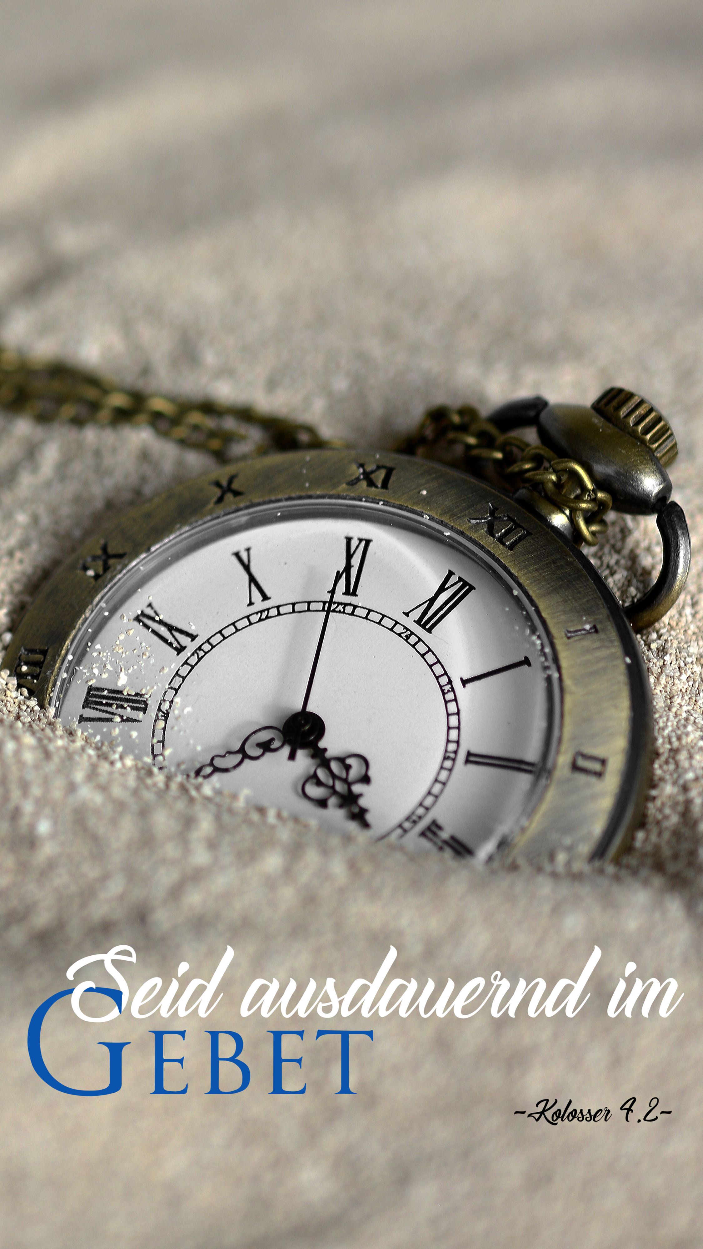 Taschenuhr, Seid ausdauernd im Gebet, Bibelvers, Sand, Nahaufnahme, Sperrbildschirm fürs iPhone