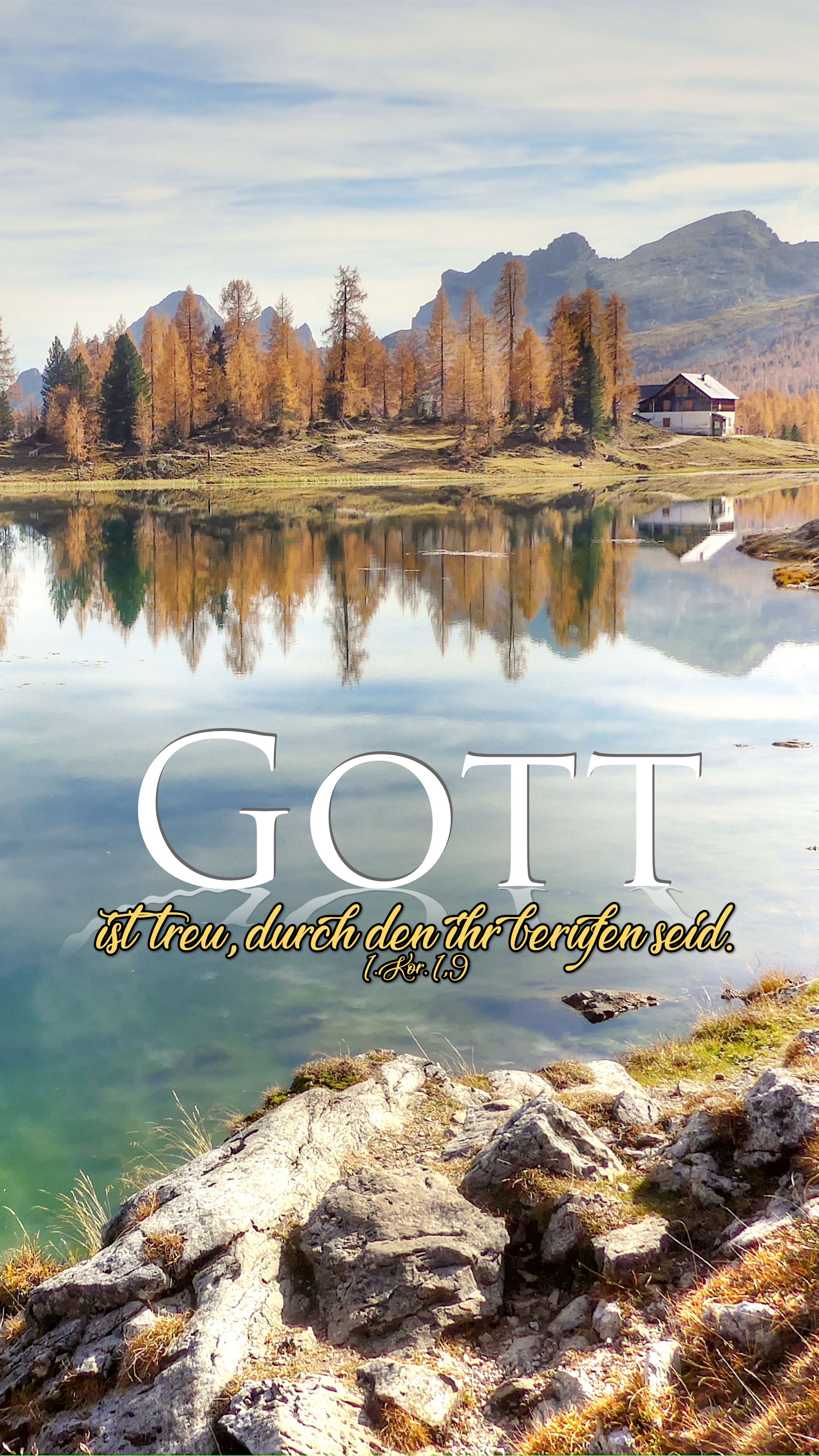 Gott, Bergsee, Spiegelung, Herbstwald, Bibelvers, QHD+, Hintergrundbild fürs Handy