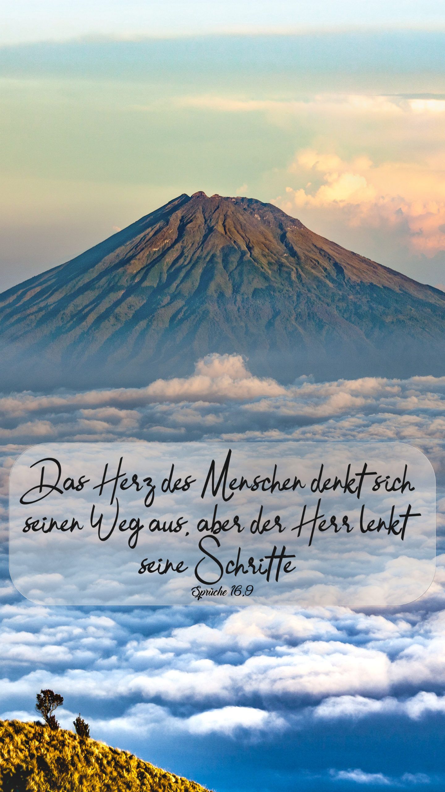 Bibelvers, Vulkan, Wolkenmeer, Berggipfel, Handschrift, QHD+, Sperrbildschirm fürs iPhone