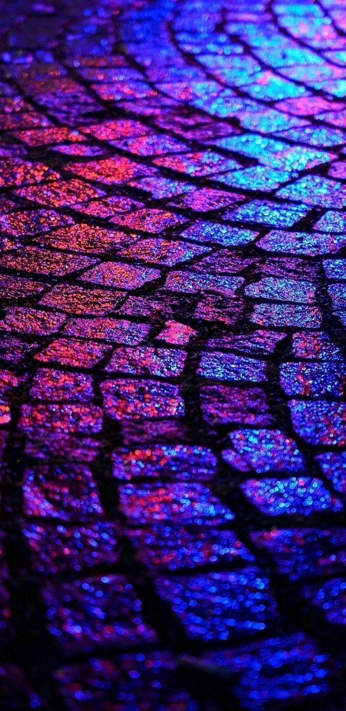 Kopfsteinpflaster, Neonlicht, Lila, Nacht, Hochformat, Hintergrundbild für iPhone und Android