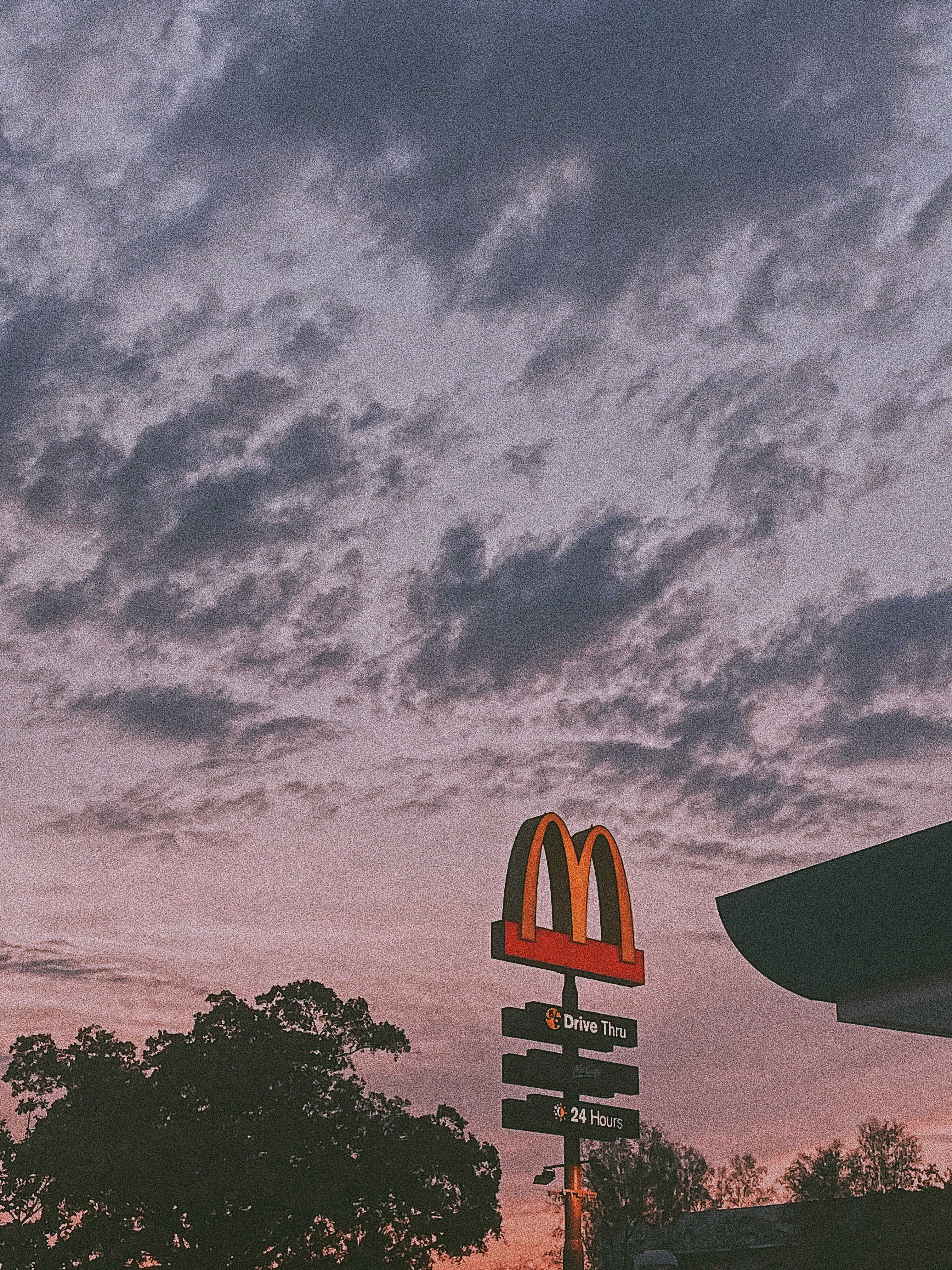 McDonald's-Logo, Werbeschild, Abendhimmel, Wolken, Bäume, QHD+, iPad-Hintergrundbild