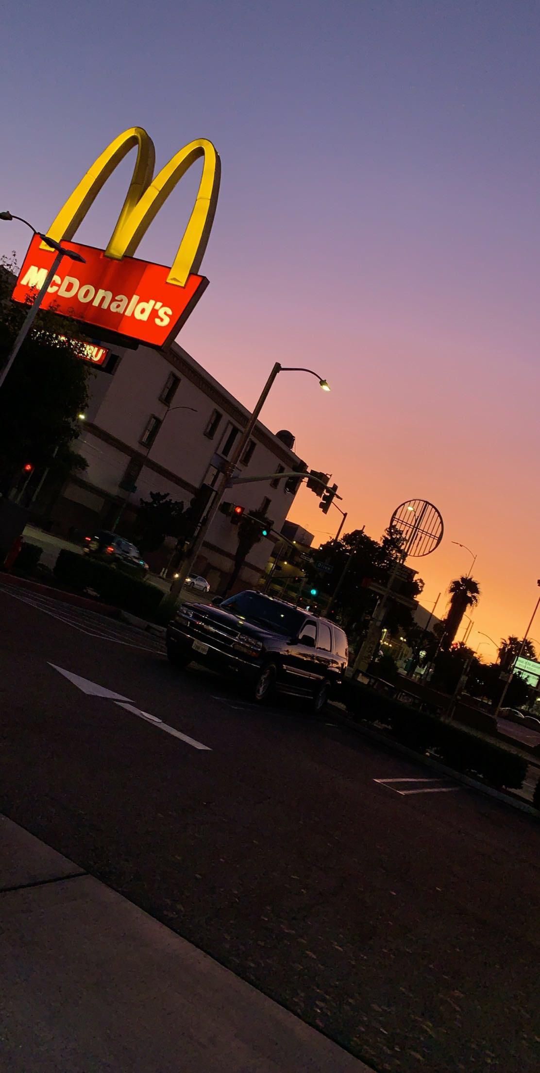McDonald's-Logo, Werbeschild, Sonnenuntergang, Parkplatz, Hochformat, Full HD, Handy-Hintergrundbild
