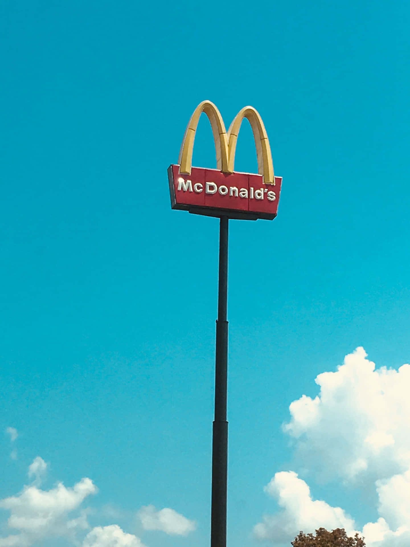 McDonald's-Logo, Werbemast, Blauer Himmel, Wolken, Froschperspektive, Hintergrundbild fürs iPad