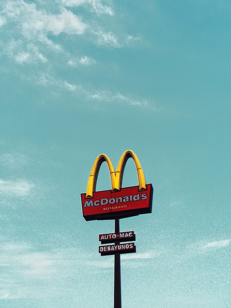 McDonald's-Logo, Werbeschild, Türkiser Himmel, Froschperspektive, HD, Tablet-Hintergrund