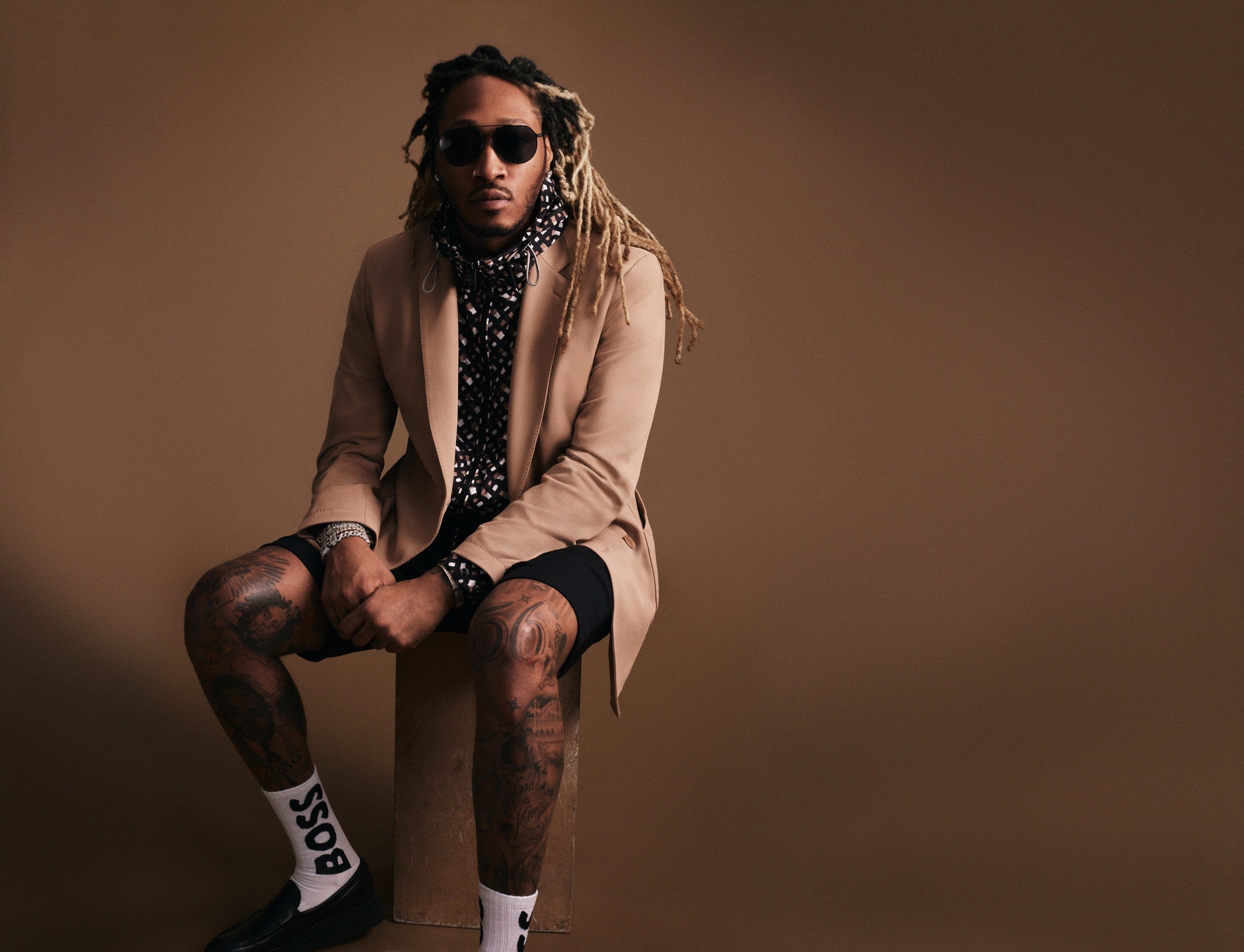 Future, Hugo Boss, Werbekampagne, Rapper, Sonnenbrille, Brauner Hintergrund, 2K Wallpaper