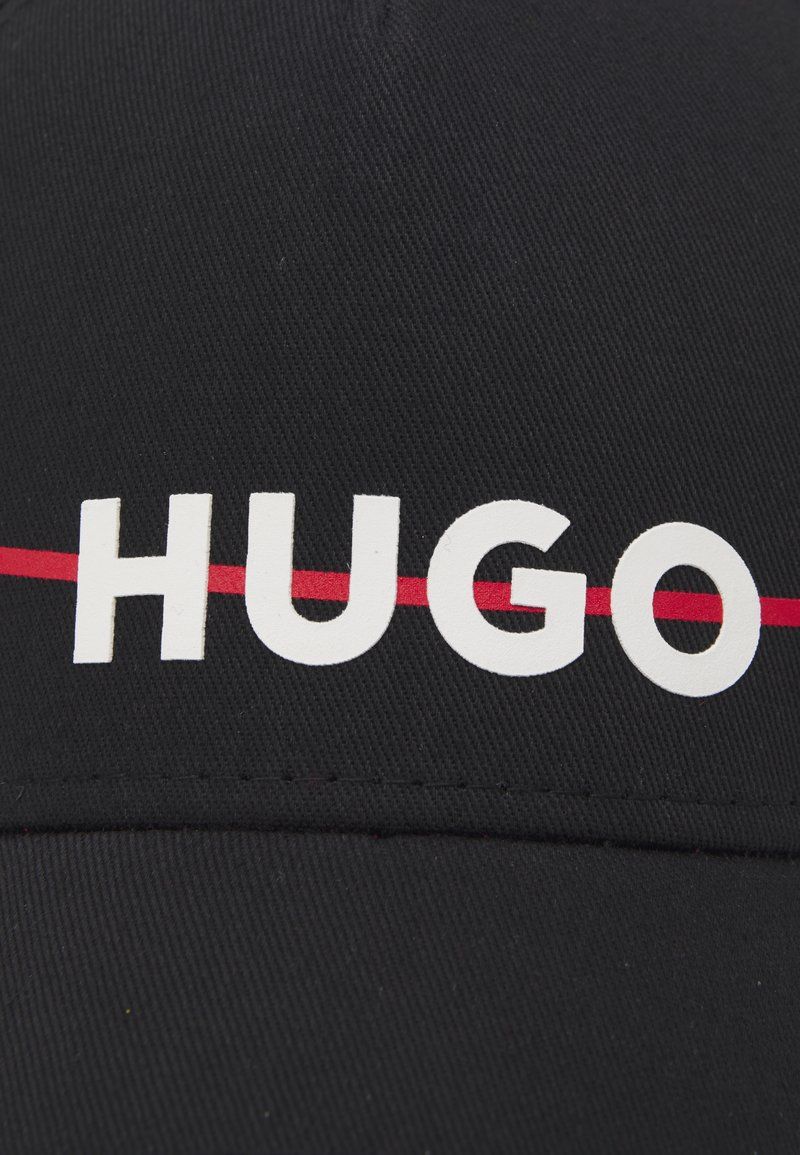 HUGO, Hugo Boss, Logo, Schwarzer Stoff, Roter Streifen, HD, Hintergrundbild fürs Tablet