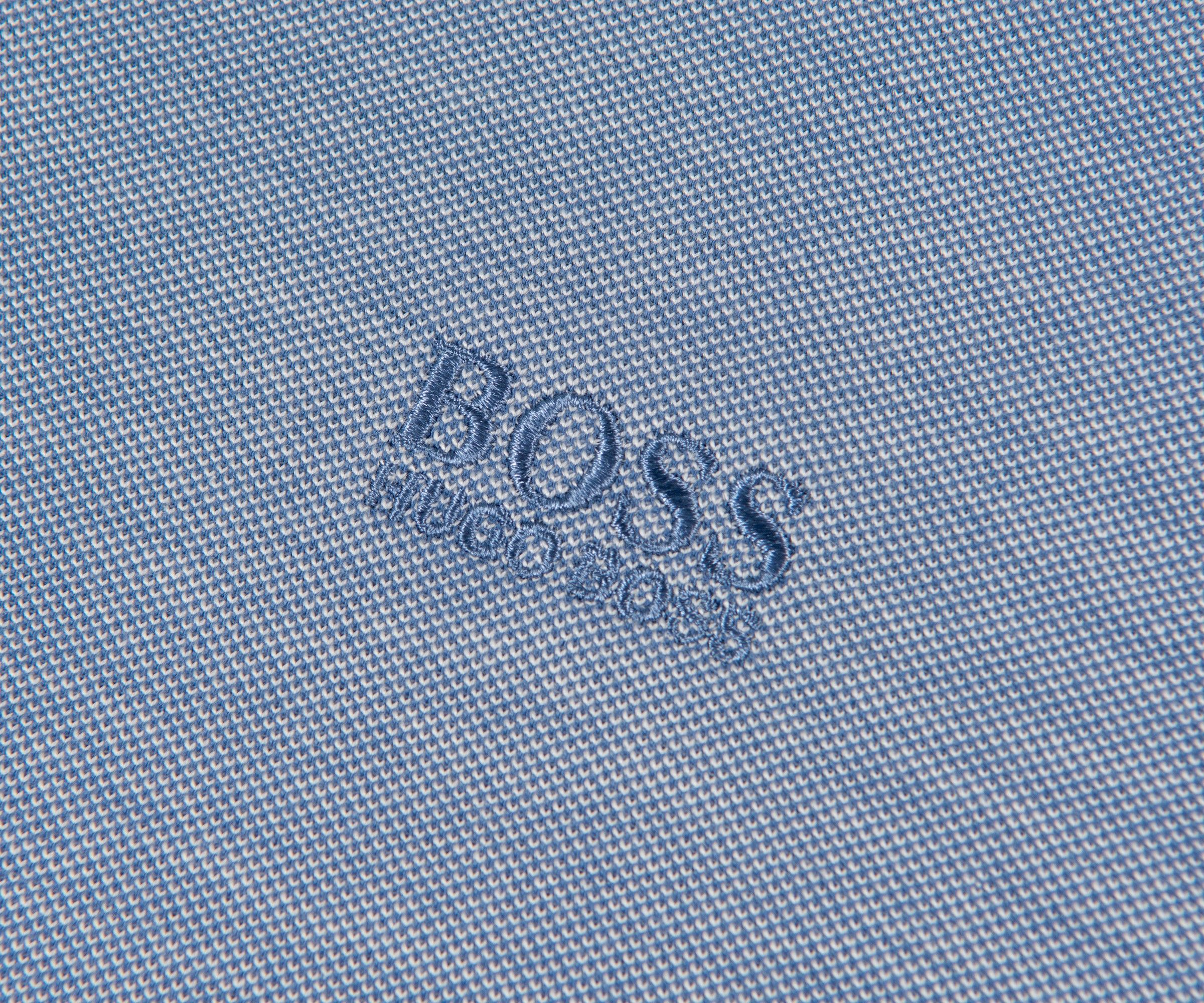 Hugo Boss, BOSS-Logo, Stickerei, Hellblauer Stoff, Nahaufnahme, Full HD, Desktop-Hintergrund