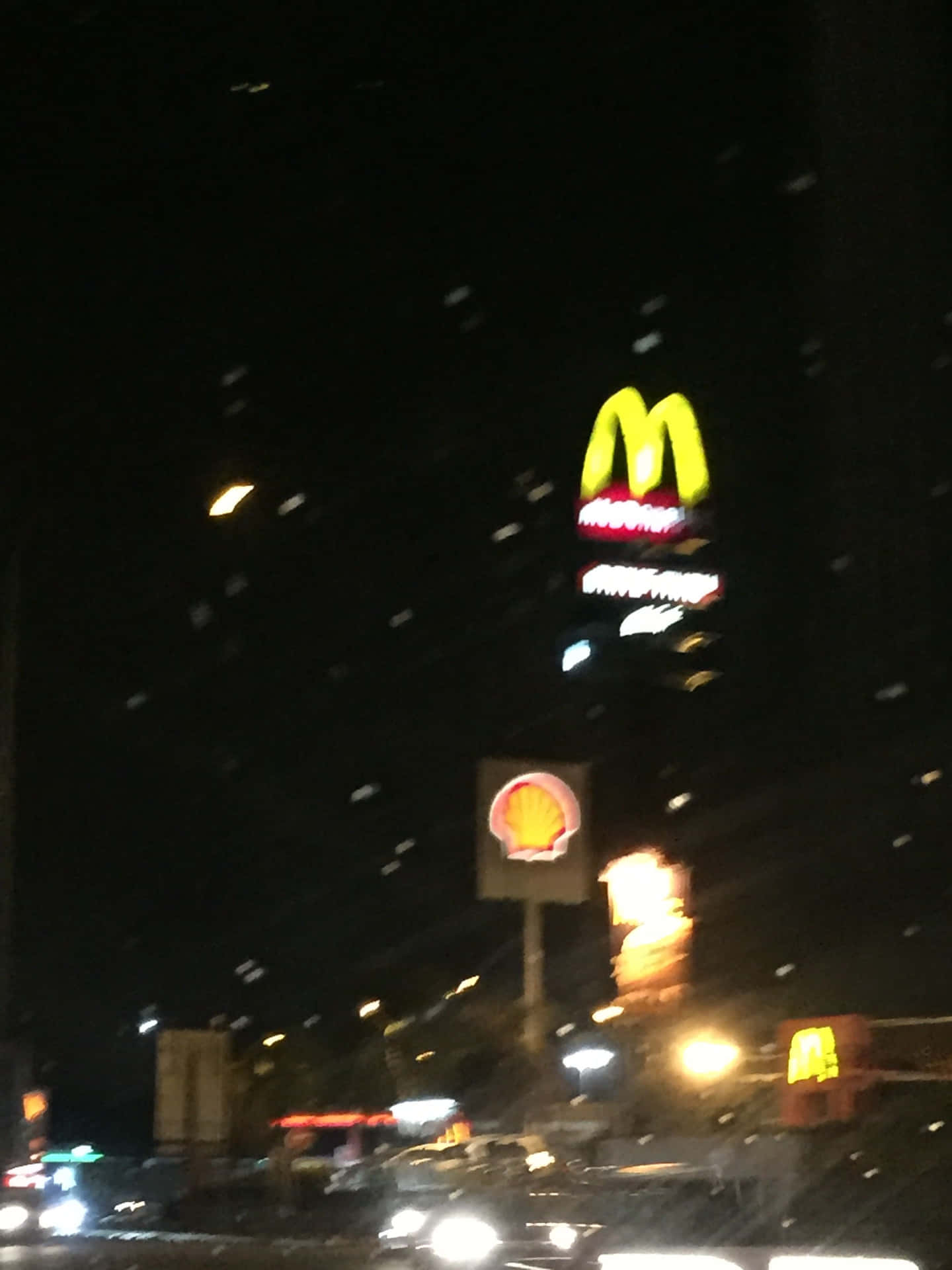 McDonald's-Logo, Leuchtschild, Nacht, Bokeh, Straße, Hintergrundbild für iPad und Tablet