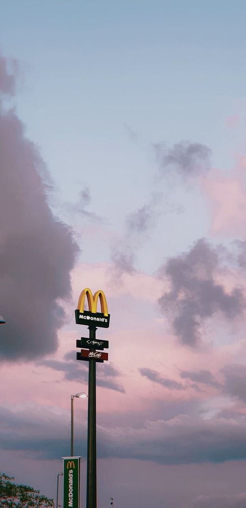 McDonald's-Logo, Werbemast, Rosa Wolken, Abendhimmel, Hochformat, Hintergrundbild fürs Smartphone