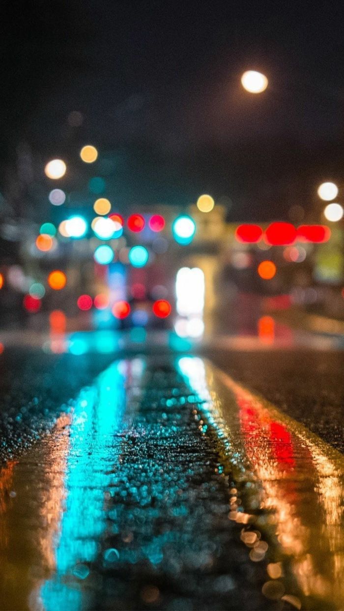Nasse Straße, Bokeh, Stadtlichter, Nacht, Hintergrundbild für iPhone und Android