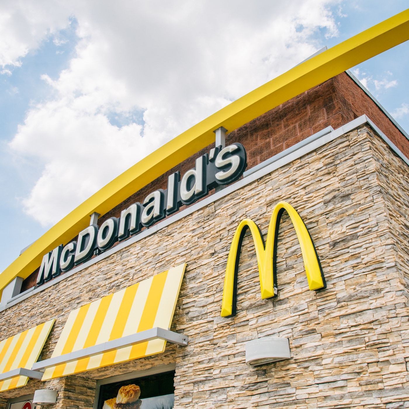 McDonald's, Restaurant, Fassade, Schriftzug, Wolken, HD, Hintergrundbild fürs Tablet