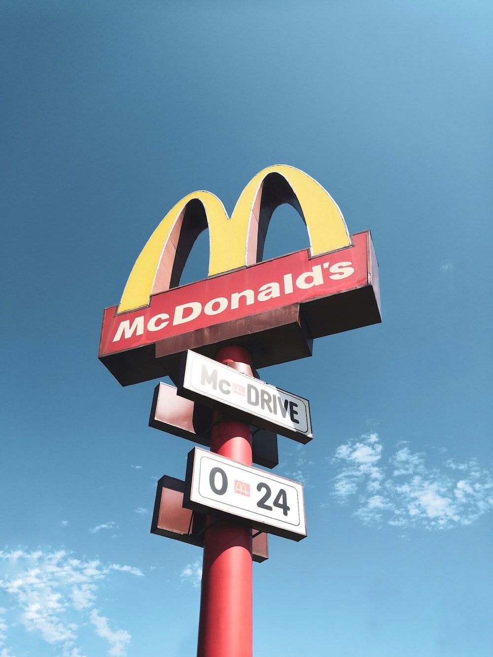 McDonald's-Logo, Werbemast, 24 Stunden, Blauer Himmel, Froschperspektive, Hintergrundbild fürs Tablet