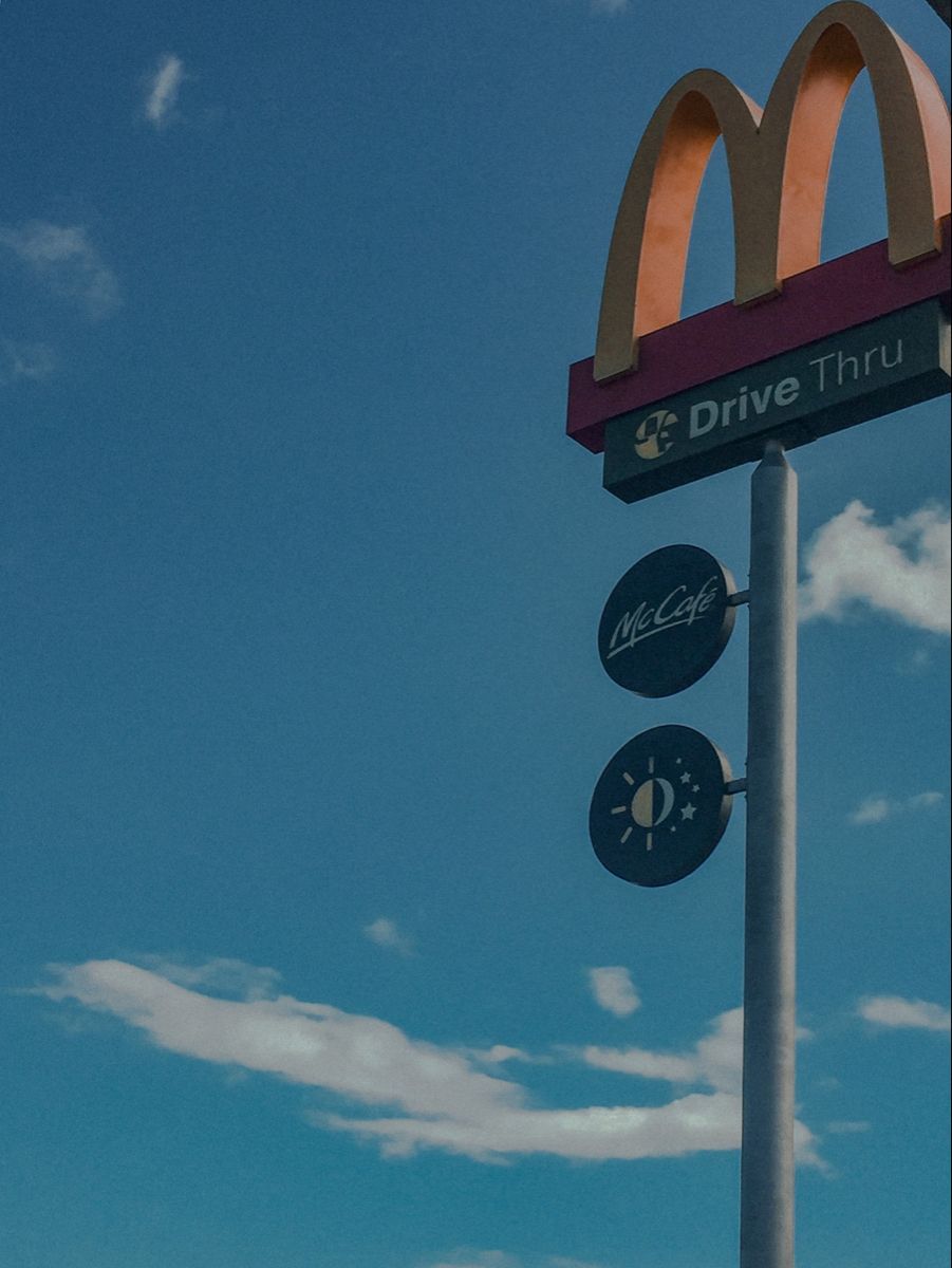McDonald's-Logo, Drive-Thru, Werbemast, Blauer Himmel, HD, iPad-Hintergrundbild