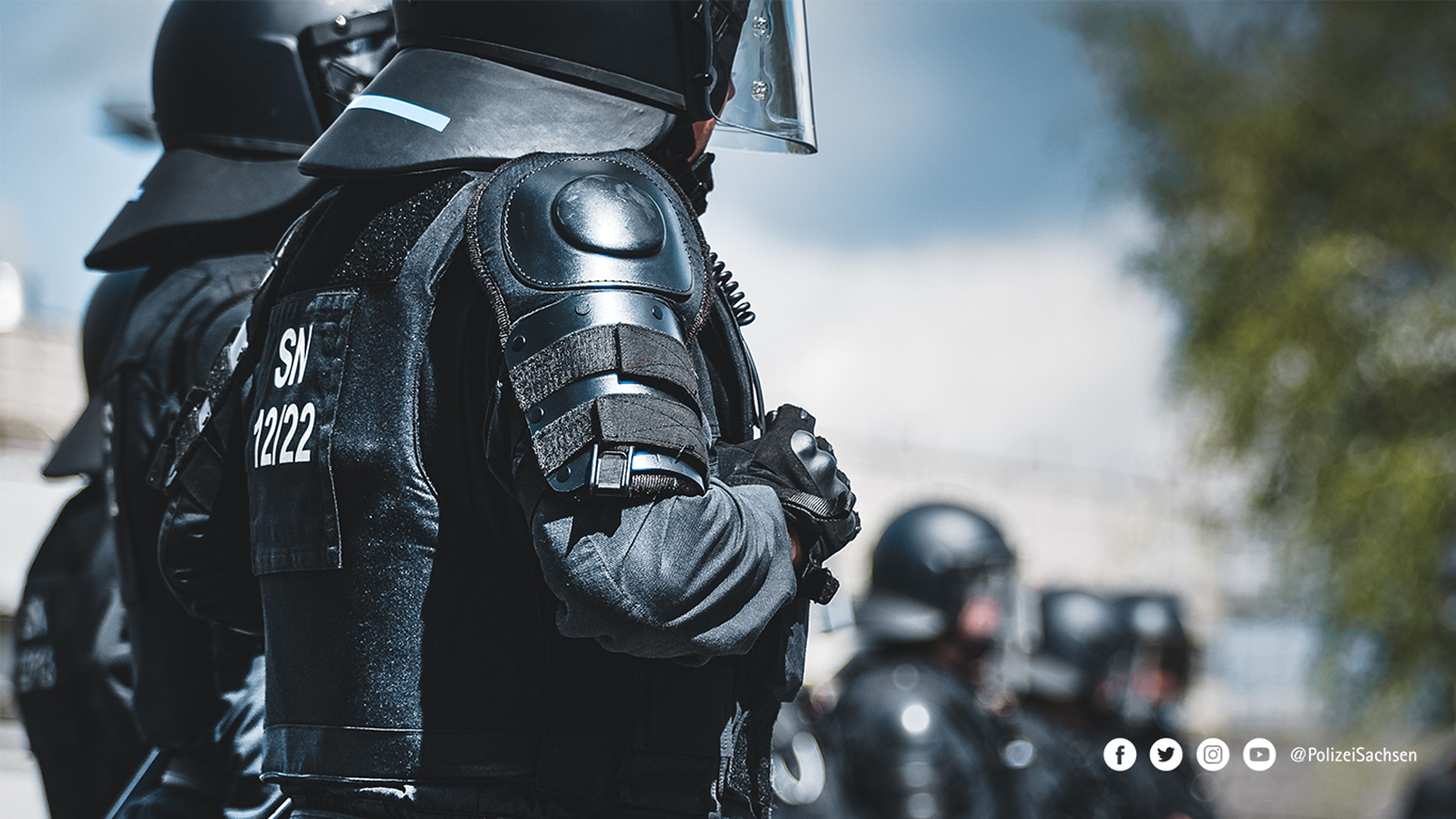 Polizei, Bereitschaftspolizei, Schutzausrüstung, Helme, Einsatz, 4K, Desktop-Hintergrund