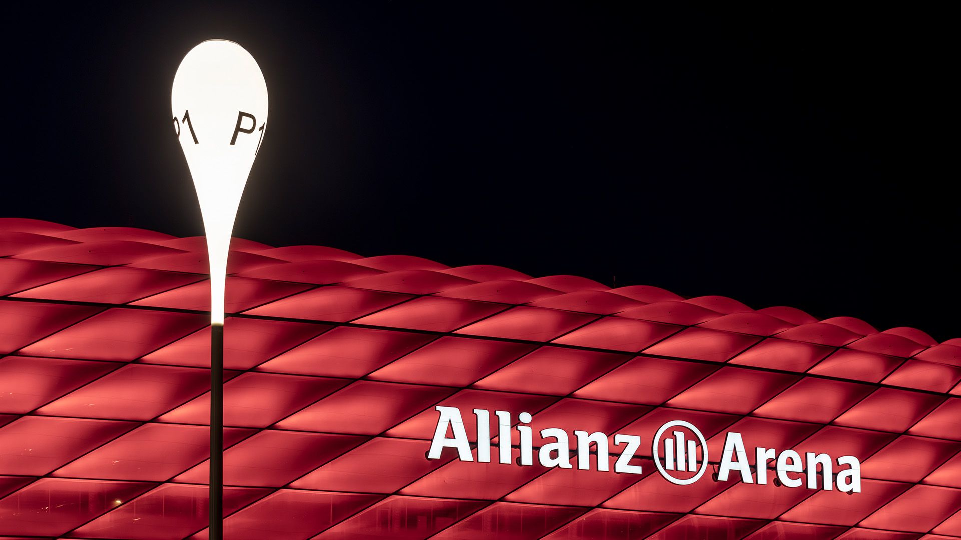 Allianz Arena, Fassade, Rote Beleuchtung, Schriftzug, Nahaufnahme, Full-HD-Hintergrundbild für PC