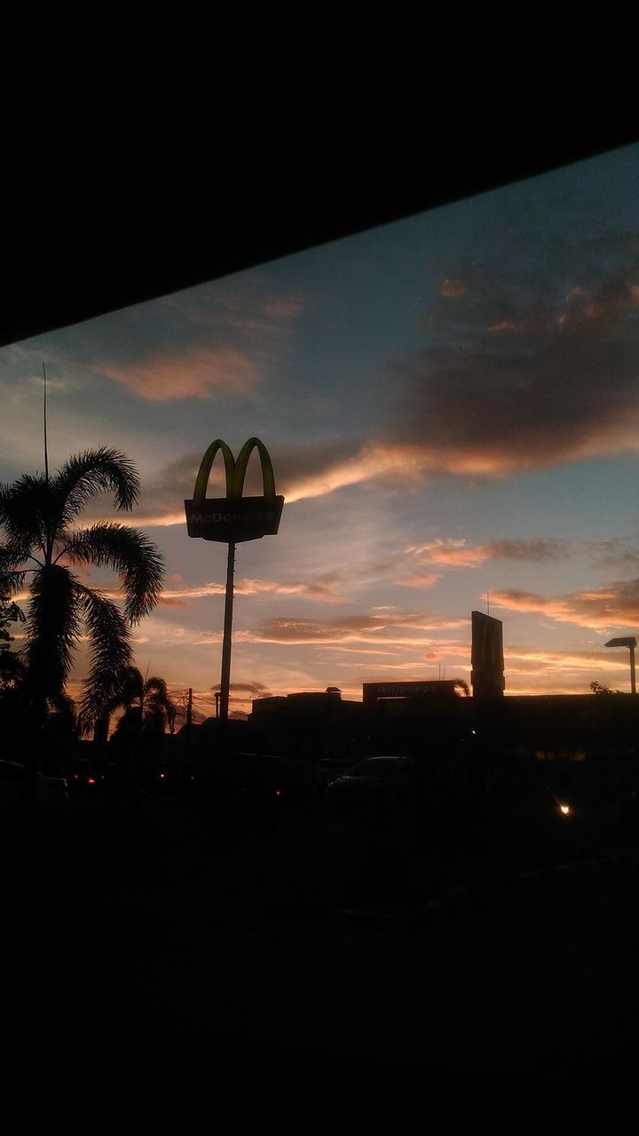 McDonald's-Logo, Werbemast, Sonnenuntergang, Palmen, Silhouette, HD, Handy-Hintergrundbild