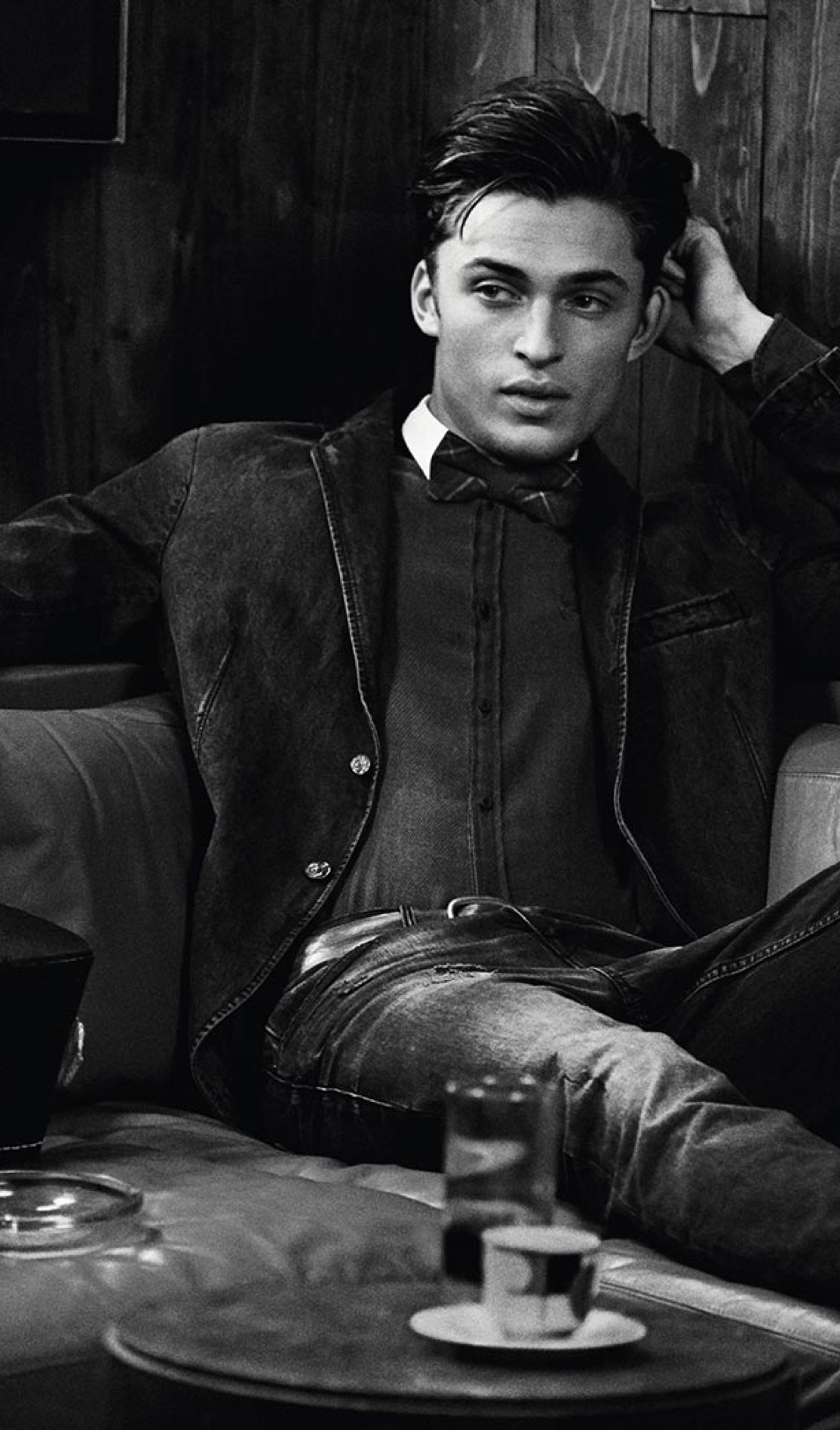 Hugo Boss, Herrenmode, Männliches Model, Schwarz-Weiß, Lederjacke, Full HD, Handy-Hintergrund