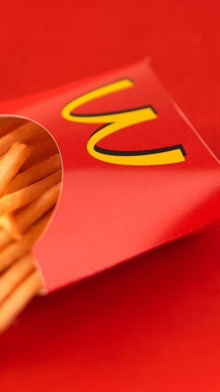 McDonald's, Pommes, Pommestüte, Roter Hintergrund, Nahaufnahme, Sperrbildschirm fürs iPhone