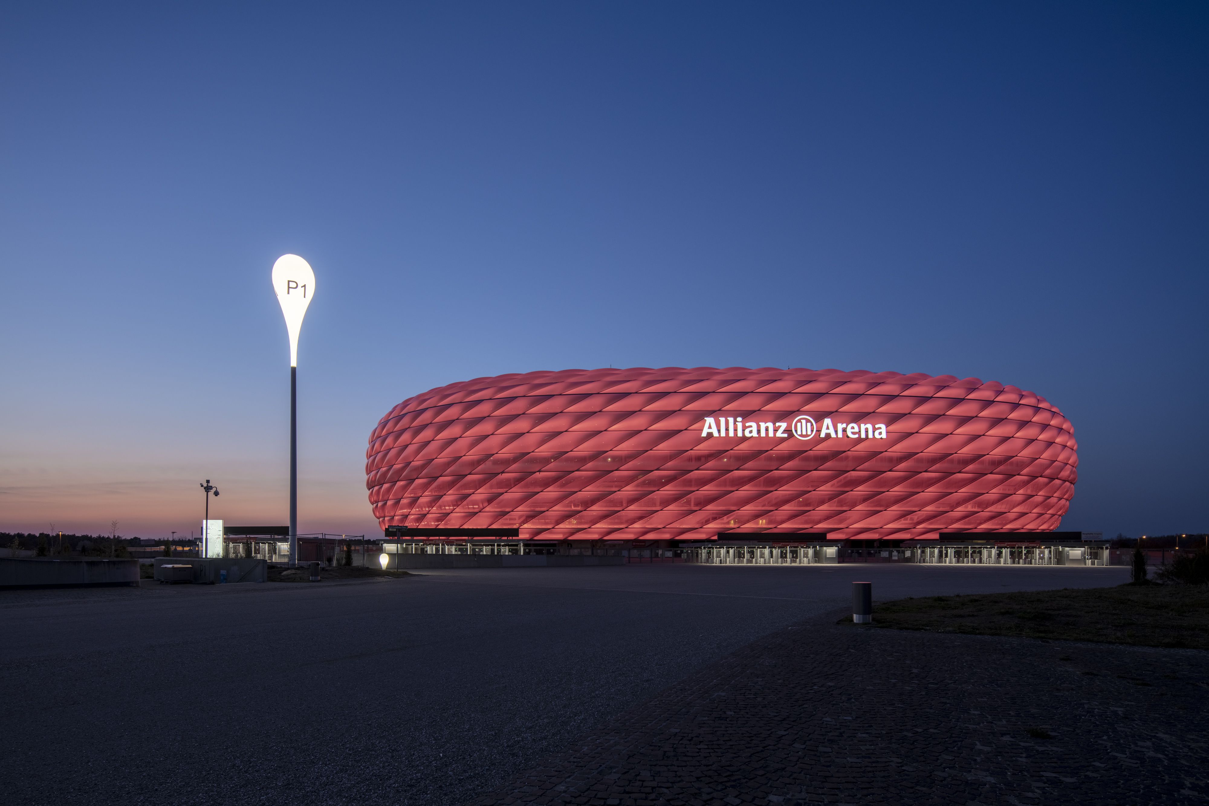 Allianz Arena, Rote Beleuchtung, Abenddämmerung, Blauer Himmel, München, 4K, Laptop-Hintergrundbild