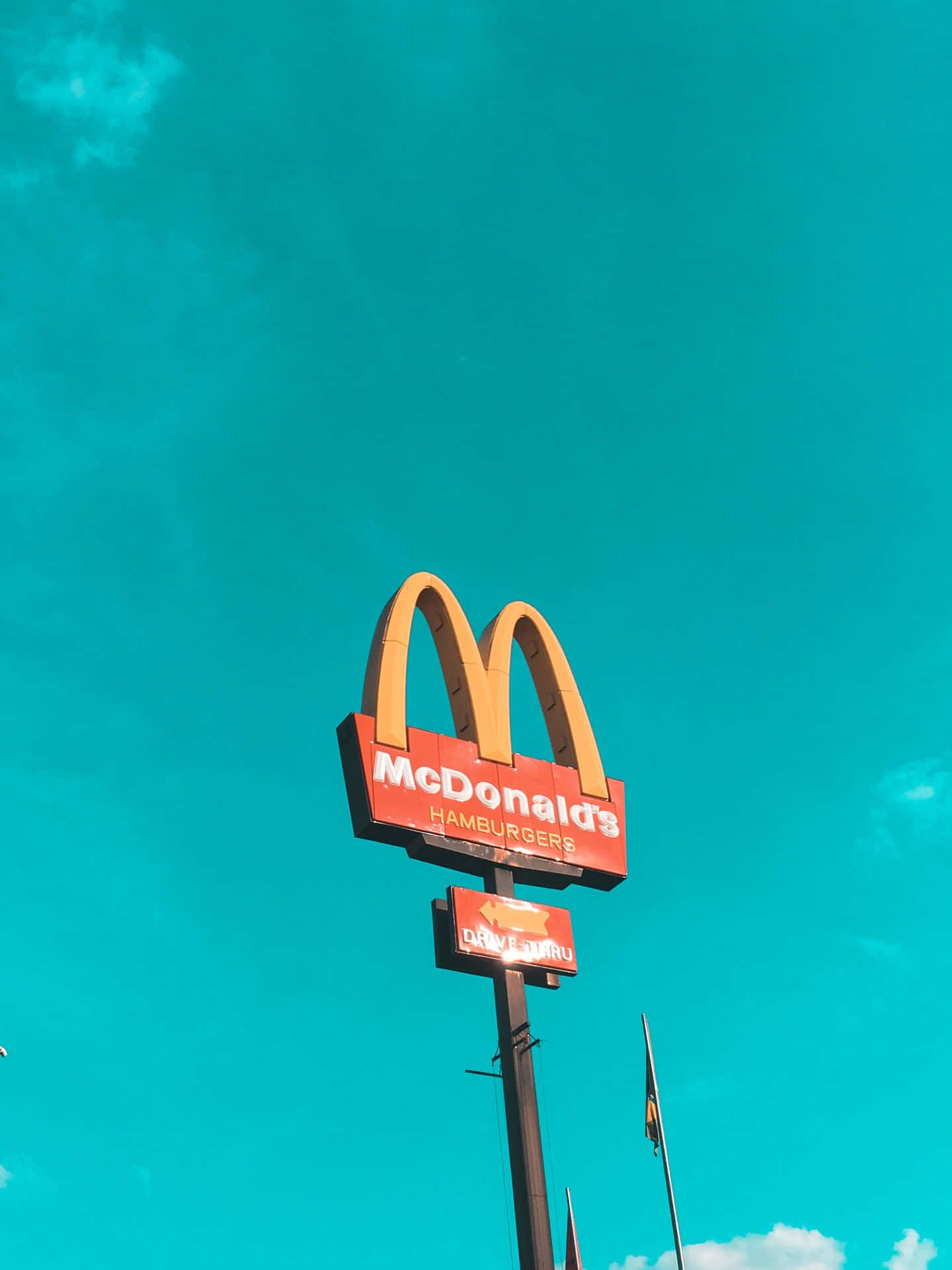 McDonald's-Logo, Werbemast, Türkiser Himmel, Froschperspektive, QHD+, Tablet-Hintergrund