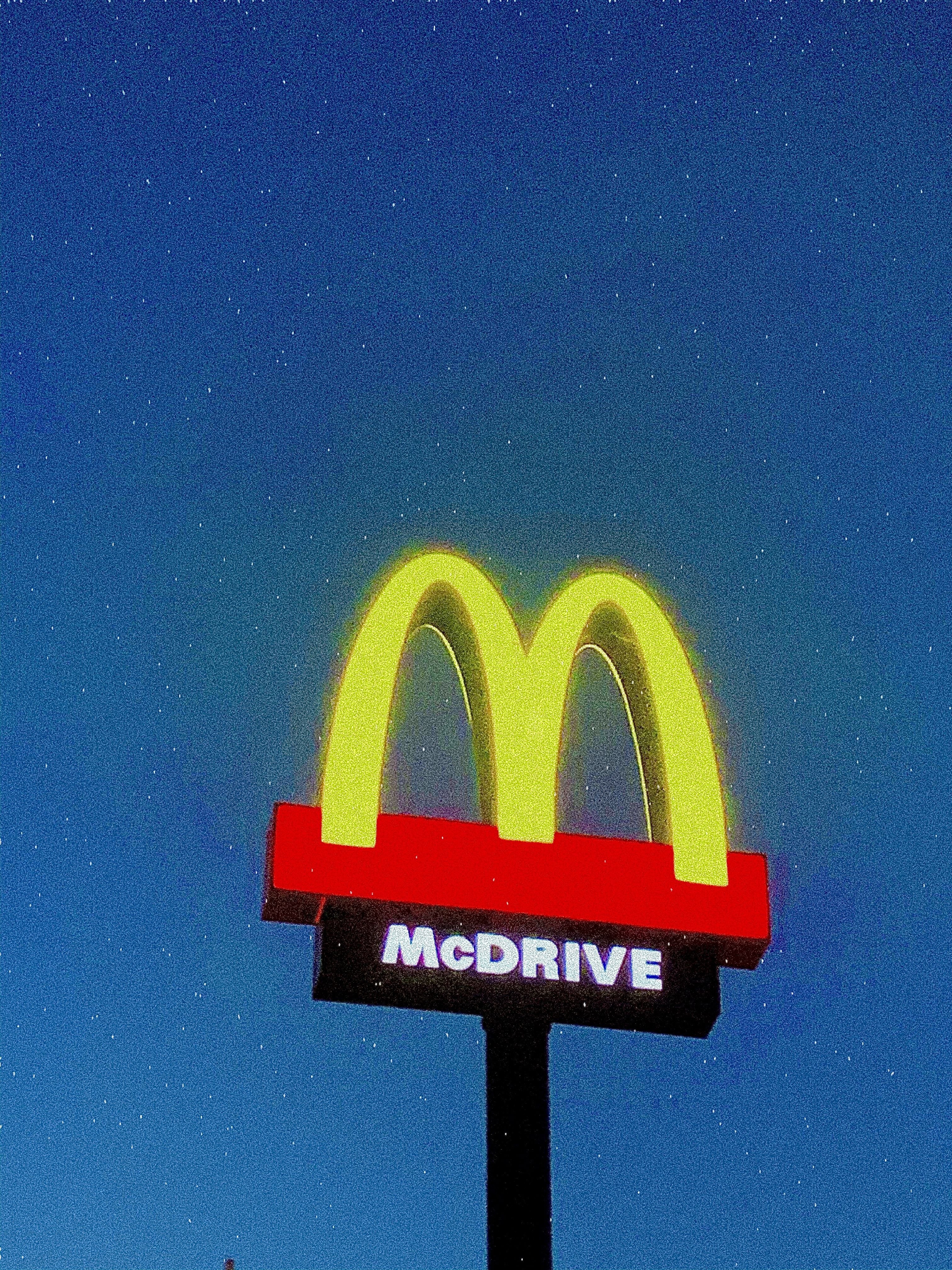 McDonald's-Logo, McDrive, Werbeschild, Blauer Himmel, QHD+, Hintergrundbild fürs Tablet
