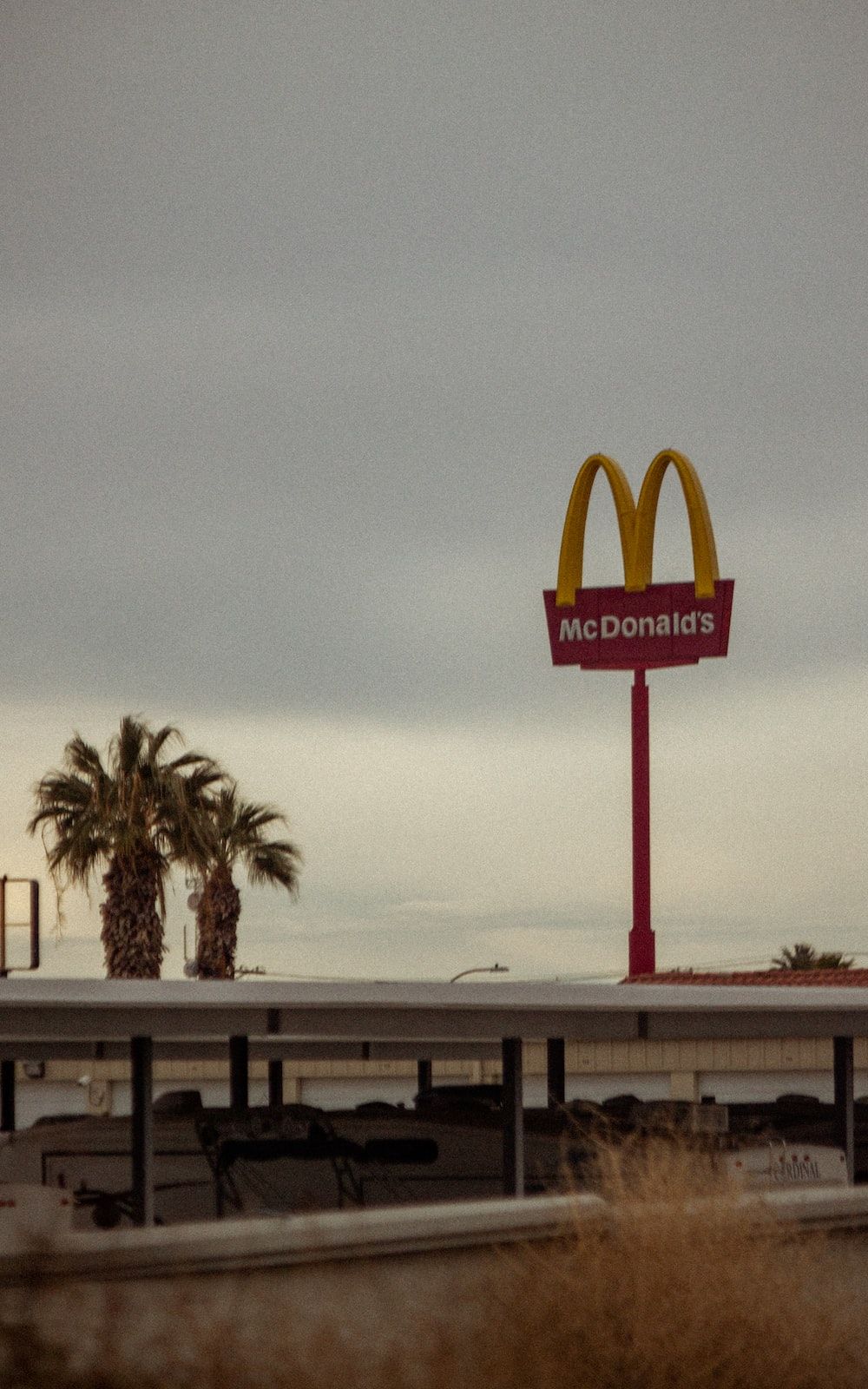 McDonald's-Logo, Werbemast, Palmen, Bewölkt, Landstraße, HD, iPhone-Hintergrundbild