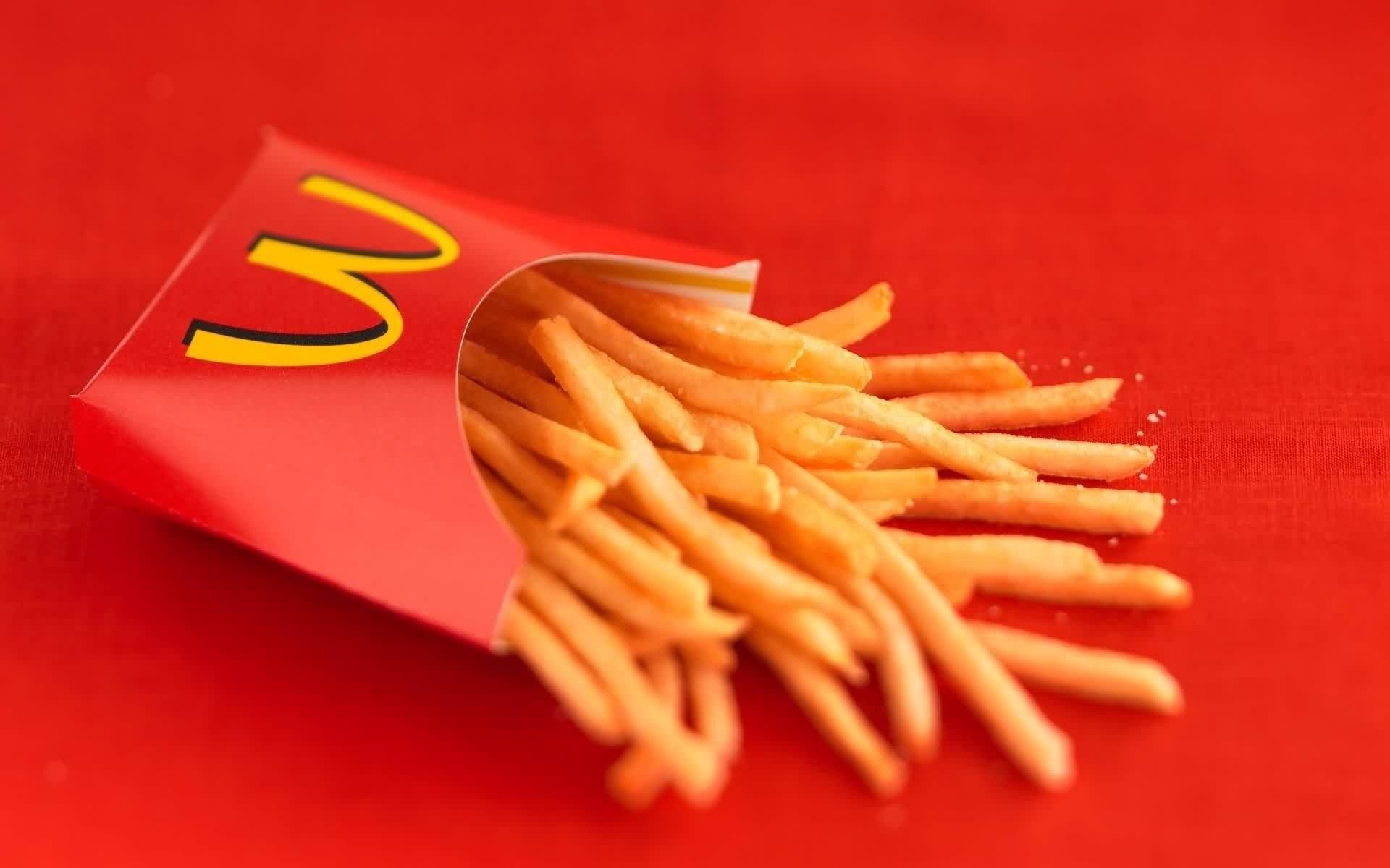 McDonald's, Pommes, Pommestüte, Roter Hintergrund, Nahaufnahme, Full HD Wallpaper