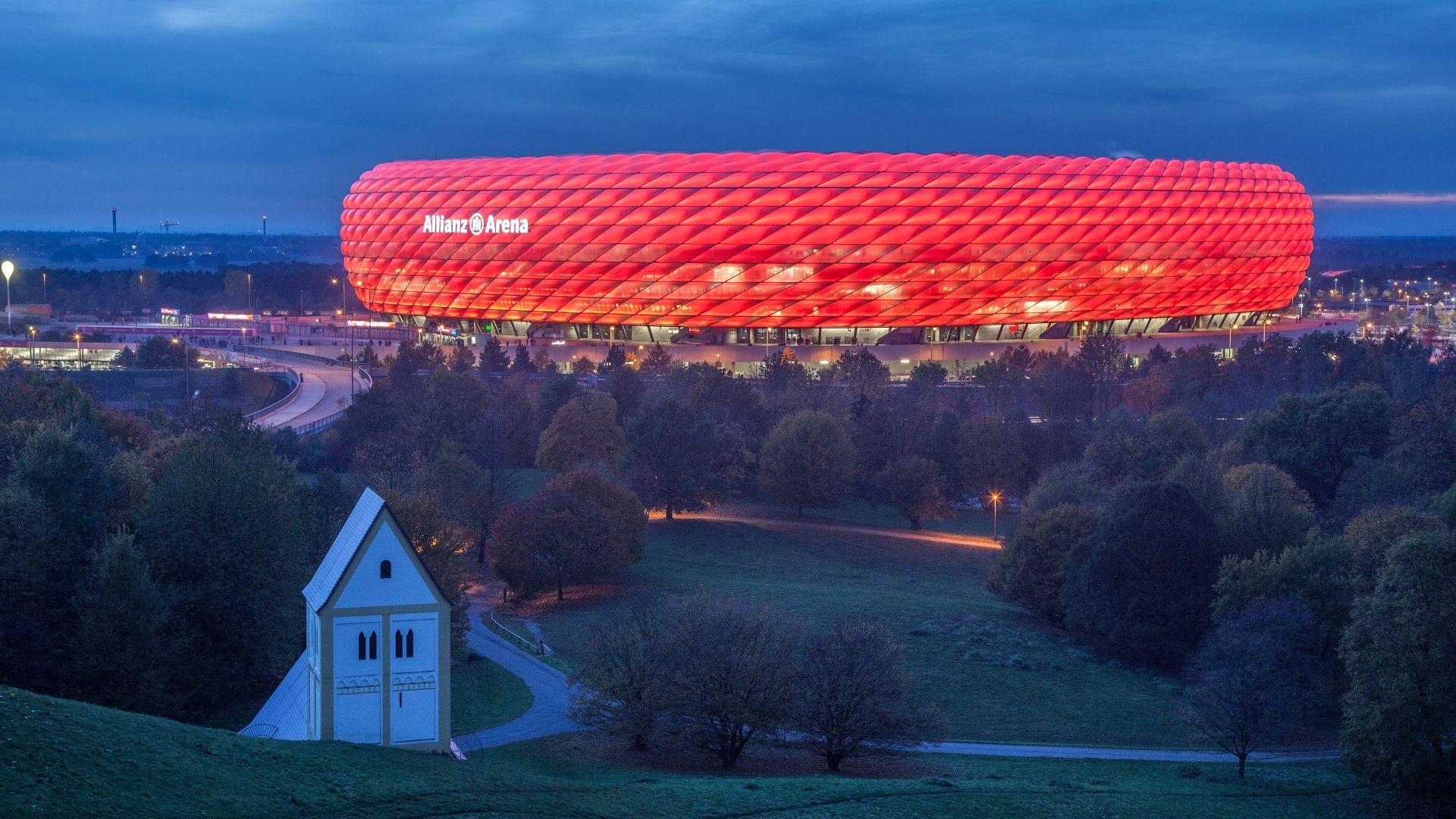 Allianz Arena, Fröttmaninger Kircherl, Rote Beleuchtung, Abenddämmerung, München, Full-HD-Hintergrund
