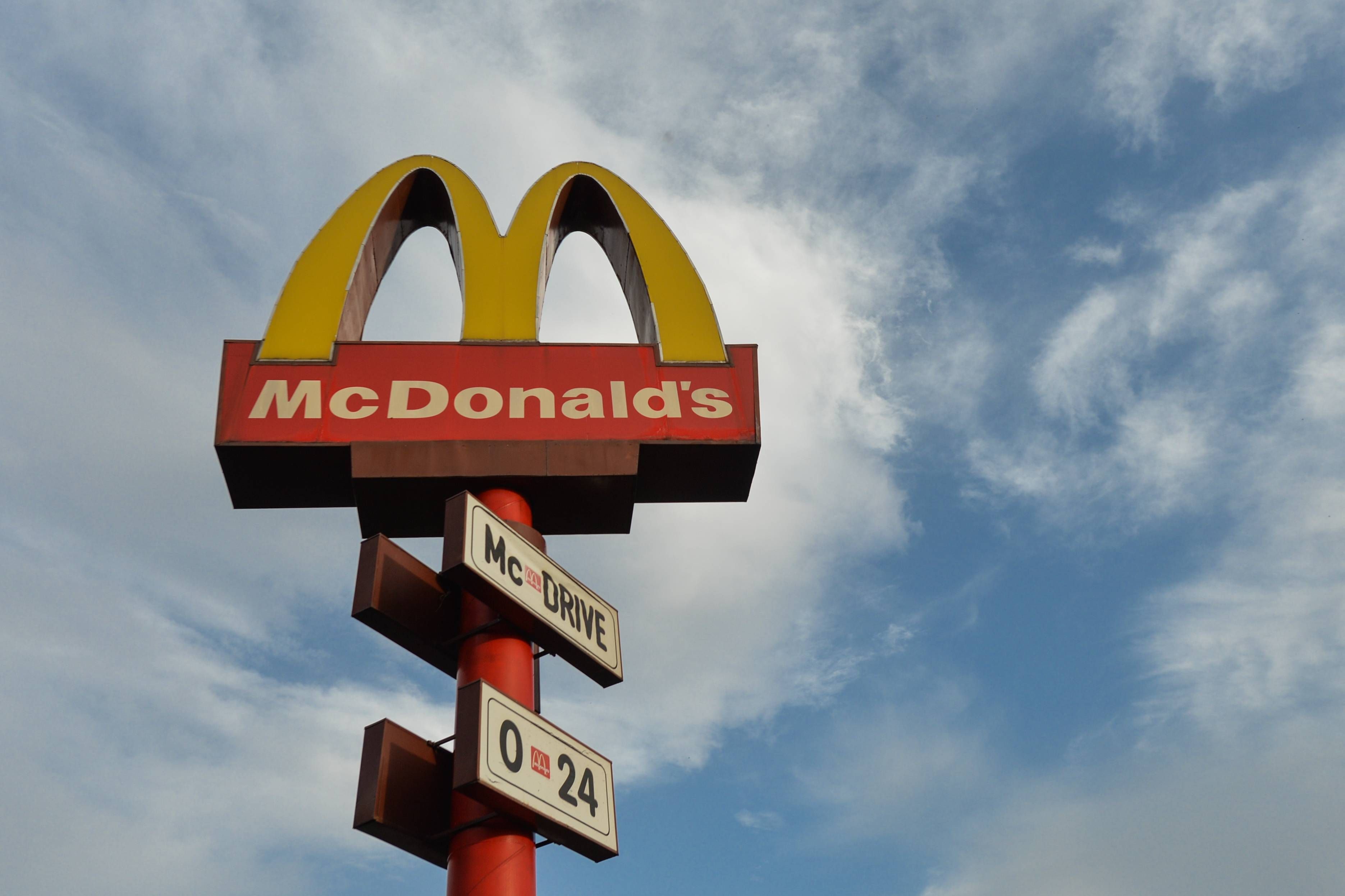 McDonald's-Logo, McDrive, Werbemast, 24 Stunden, Wolken, 2K, PC-Hintergrundbild