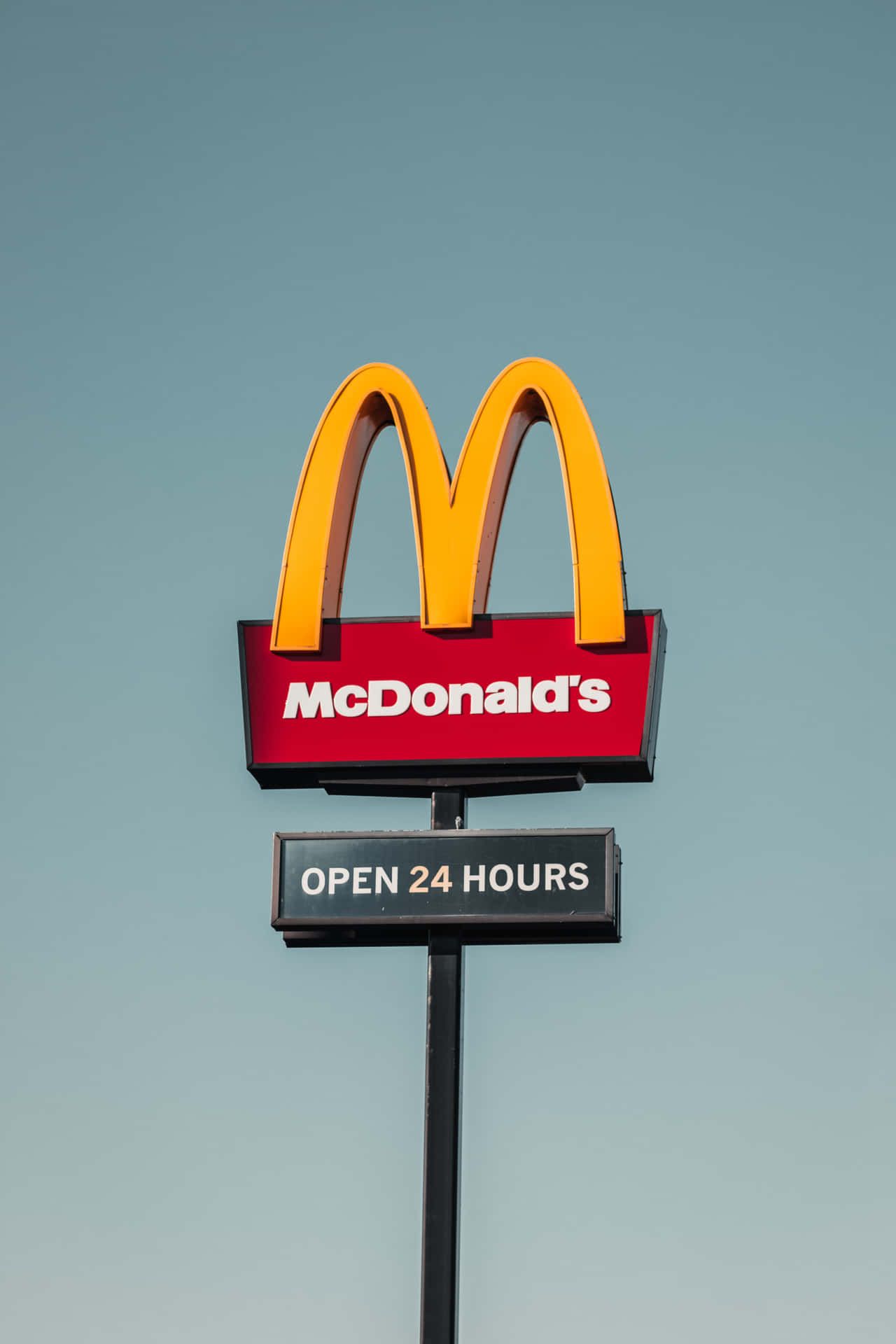 McDonald's-Logo, Werbemast, 24 Stunden geöffnet, Graublauer Himmel, Full HD, iPhone-Hintergrundbild