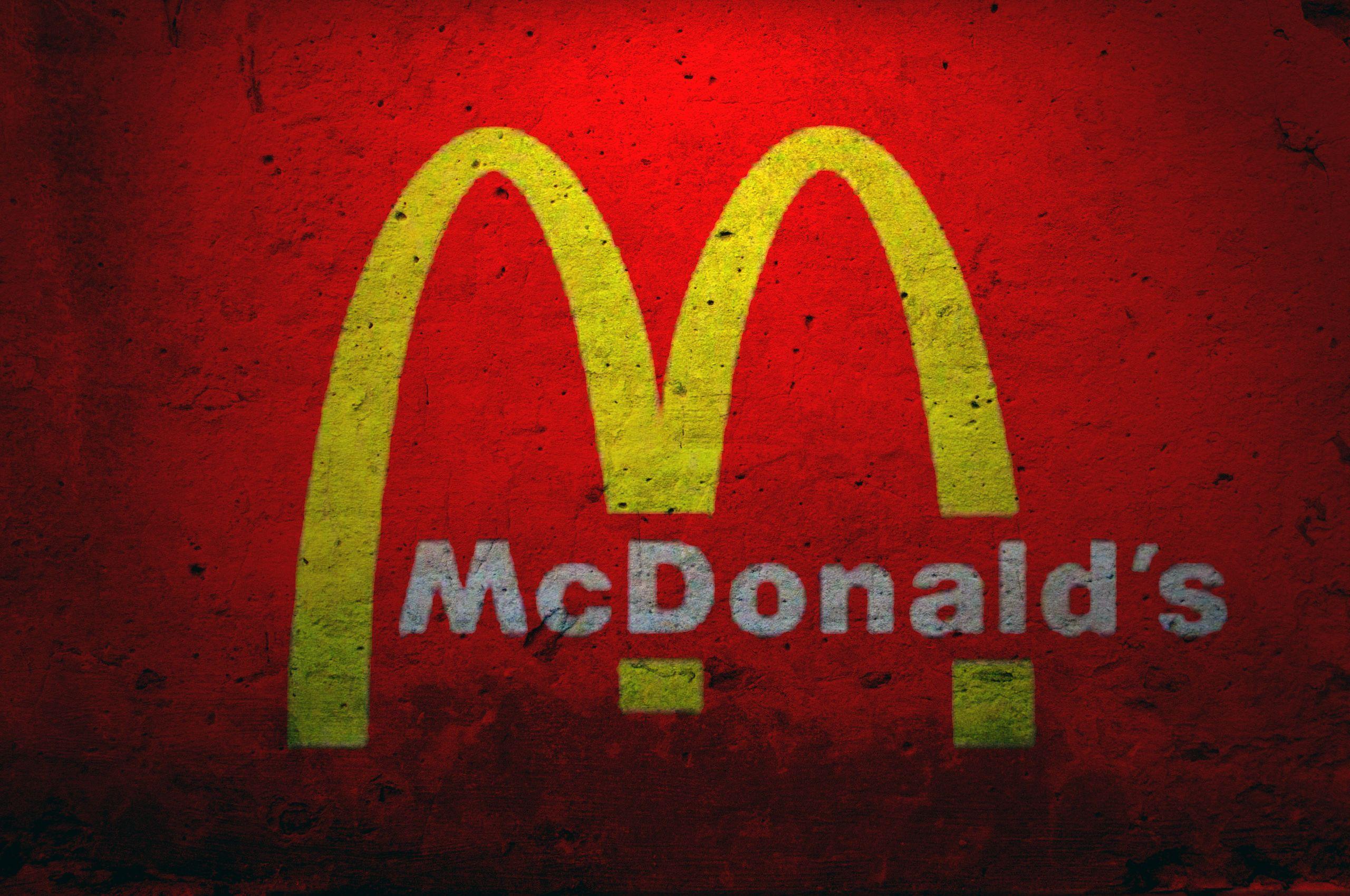 McDonald's-Logo, Schriftzug, Roter Hintergrund, Grunge, 2K Wallpaper
