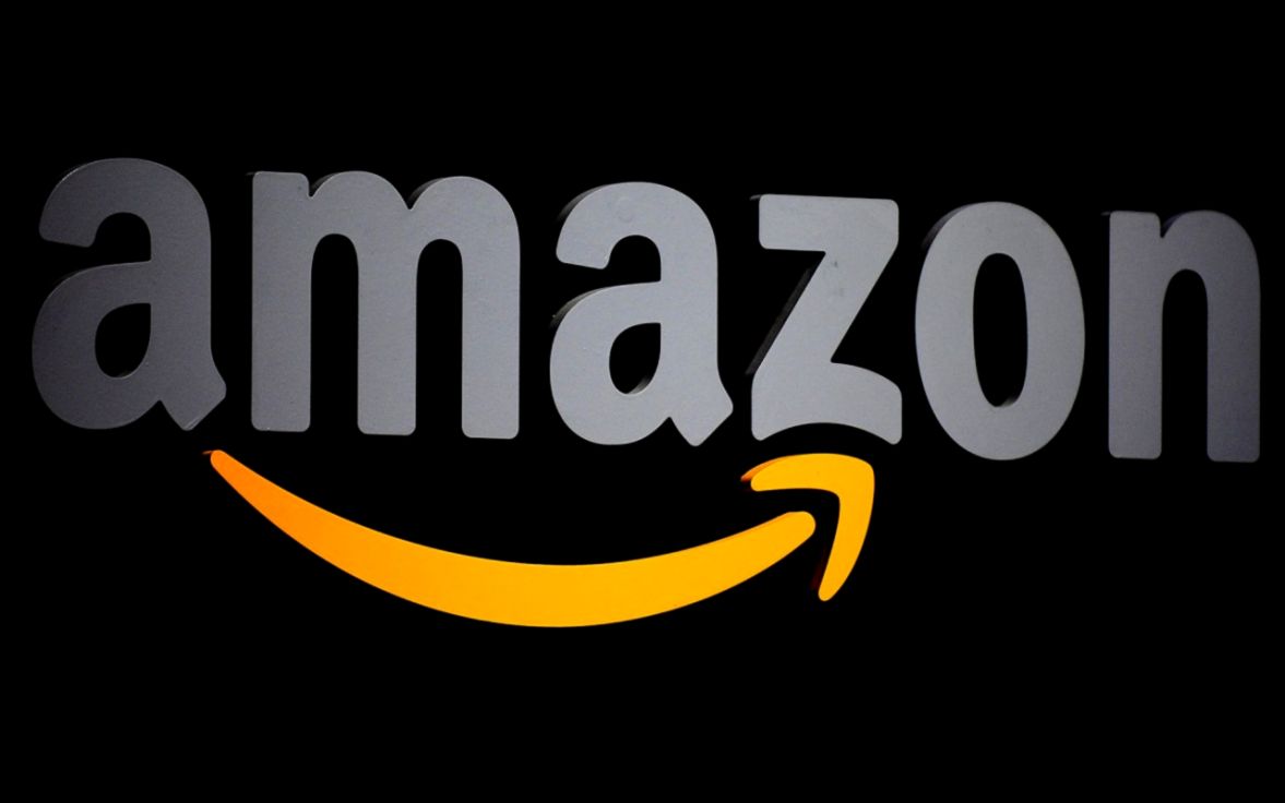 Amazon-Logo, Amazon, Grau, Schwarzer Hintergrund, Orangefarbener Pfeil, Wallpaper