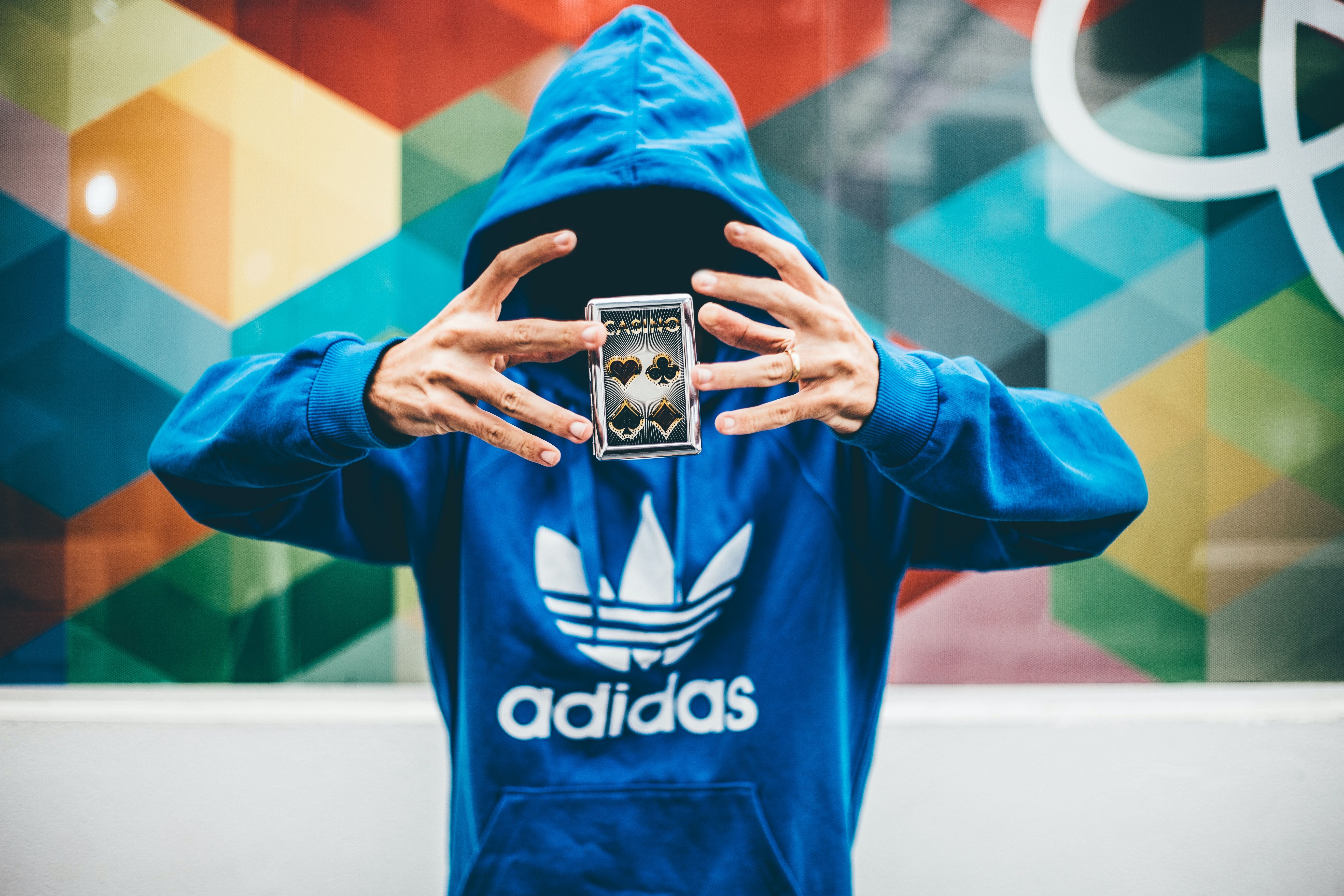 Adidas, Adidas Originals, Blauer Hoodie, Kamera, Geometrisches Muster, Streetwear, 5K-Hintergrundbild