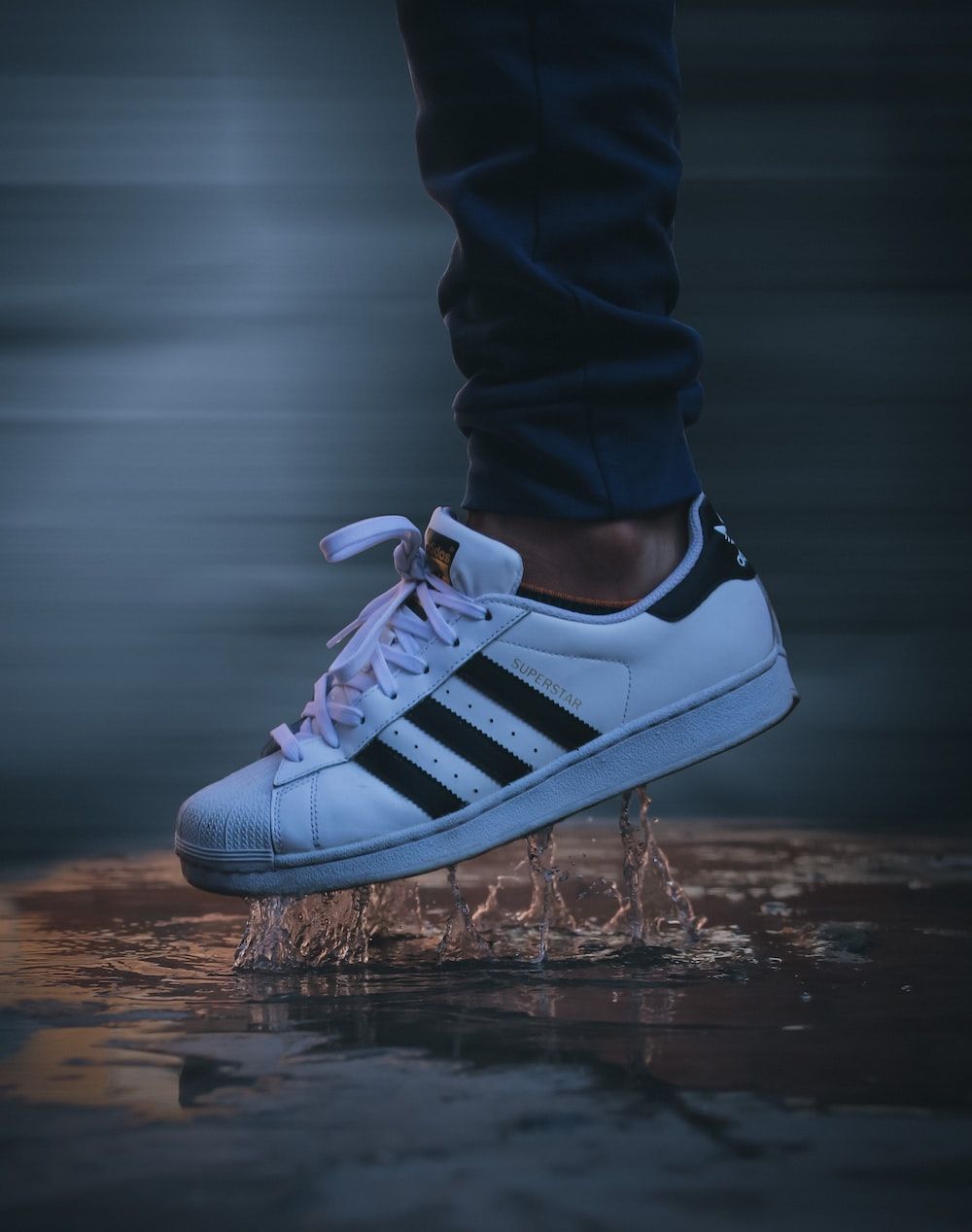 Adidas Superstar, Adidas, Sneaker, Weiße Turnschuhe, Pfütze, Spritzwasser, Hintergrundbild fürs iPad