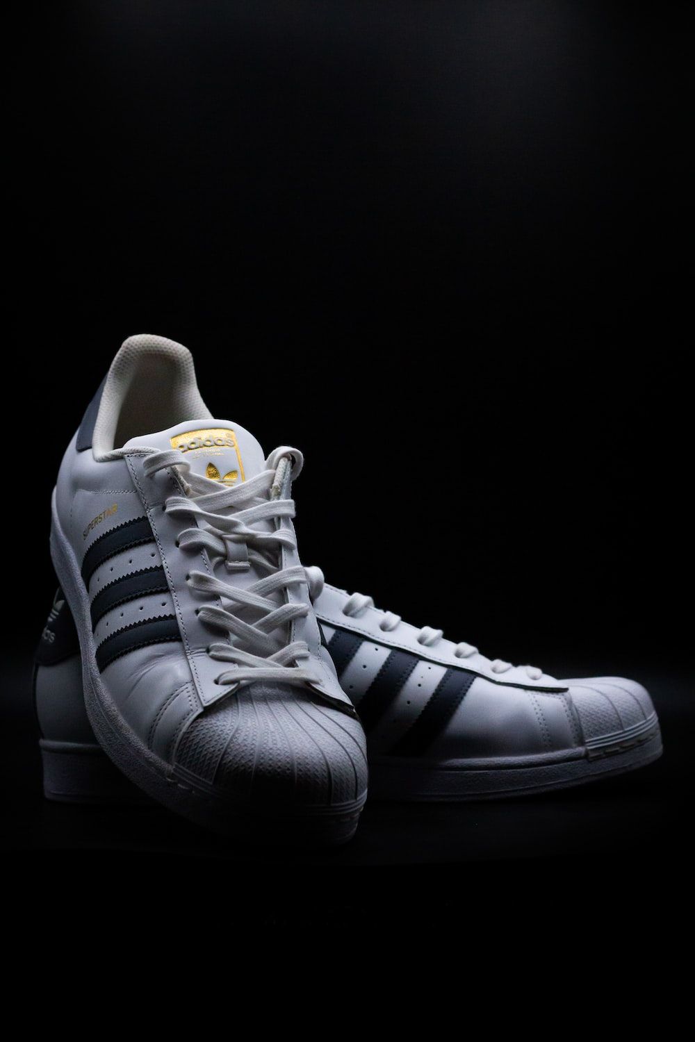 Adidas Superstar, Adidas, Sneaker, Schwarzer Hintergrund, Dunkel, Produktfoto, Sperrbildschirm