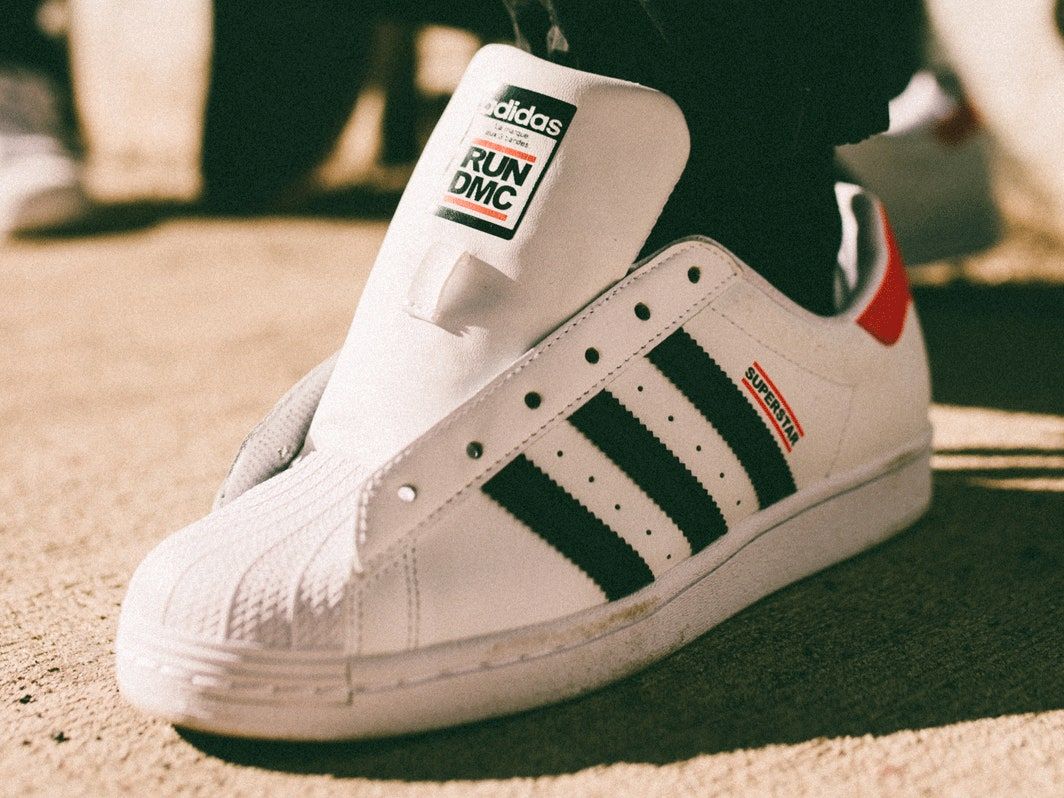 Adidas Superstar, Run DMC, Adidas, Weißer Sneaker, Sand, Nahaufnahme, Hintergrundbild fürs iPad