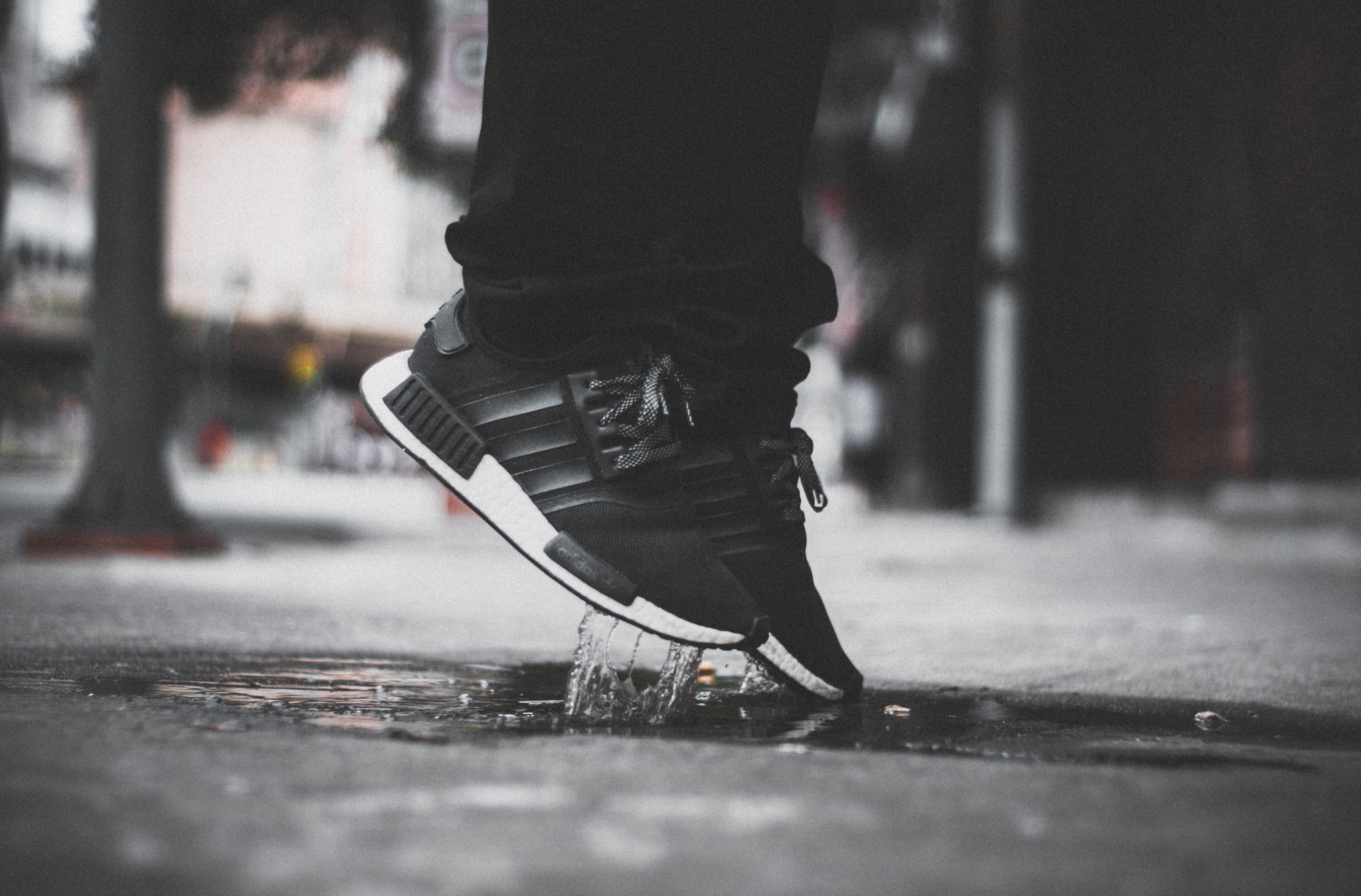 Adidas NMD, Adidas, Sneaker, Schwarzweiß, Straße, Nahaufnahme, 5K, PC-Hintergrundbild