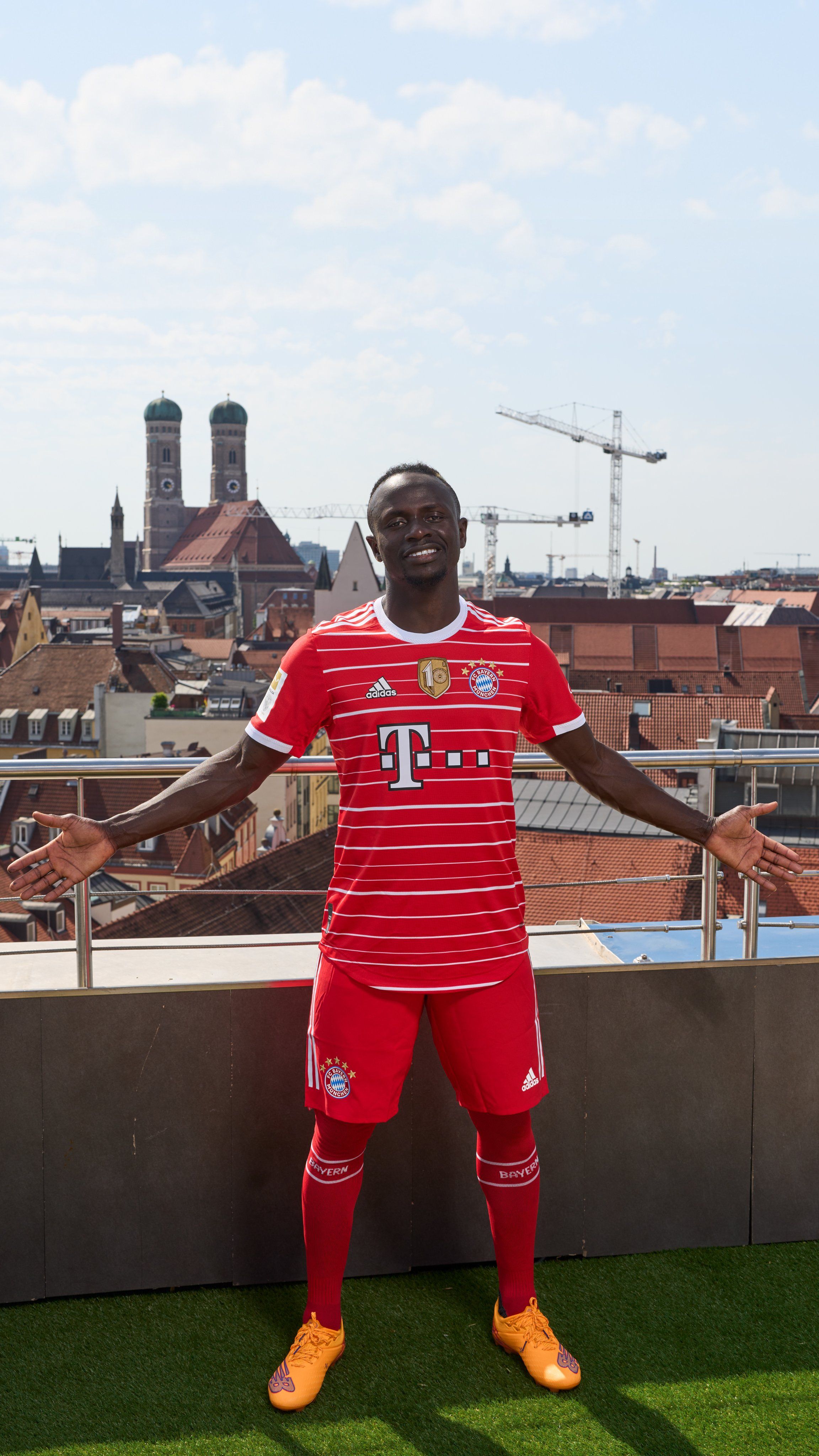 Sadio Mané, FC Bayern München, Frauenkirche, München, Fußballspieler, Dachterrasse, Hochformat-Hintergrundbild