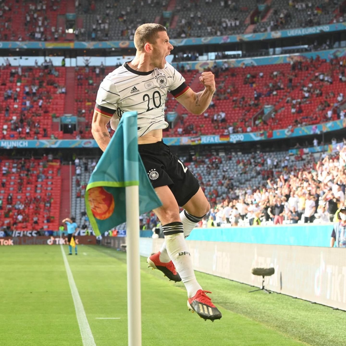 Robin Gosens, Deutsche Fußballnationalmannschaft, Fußballspieler, Eckfahne, Stadion, Jubel, iPad-Hintergrundbild