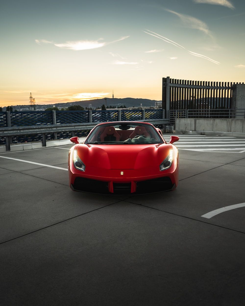 Ferrari, Rotes Auto, Parkdeck, Abendhimmel, Sportwagen, Hintergrundbild für iPad und Tablet
