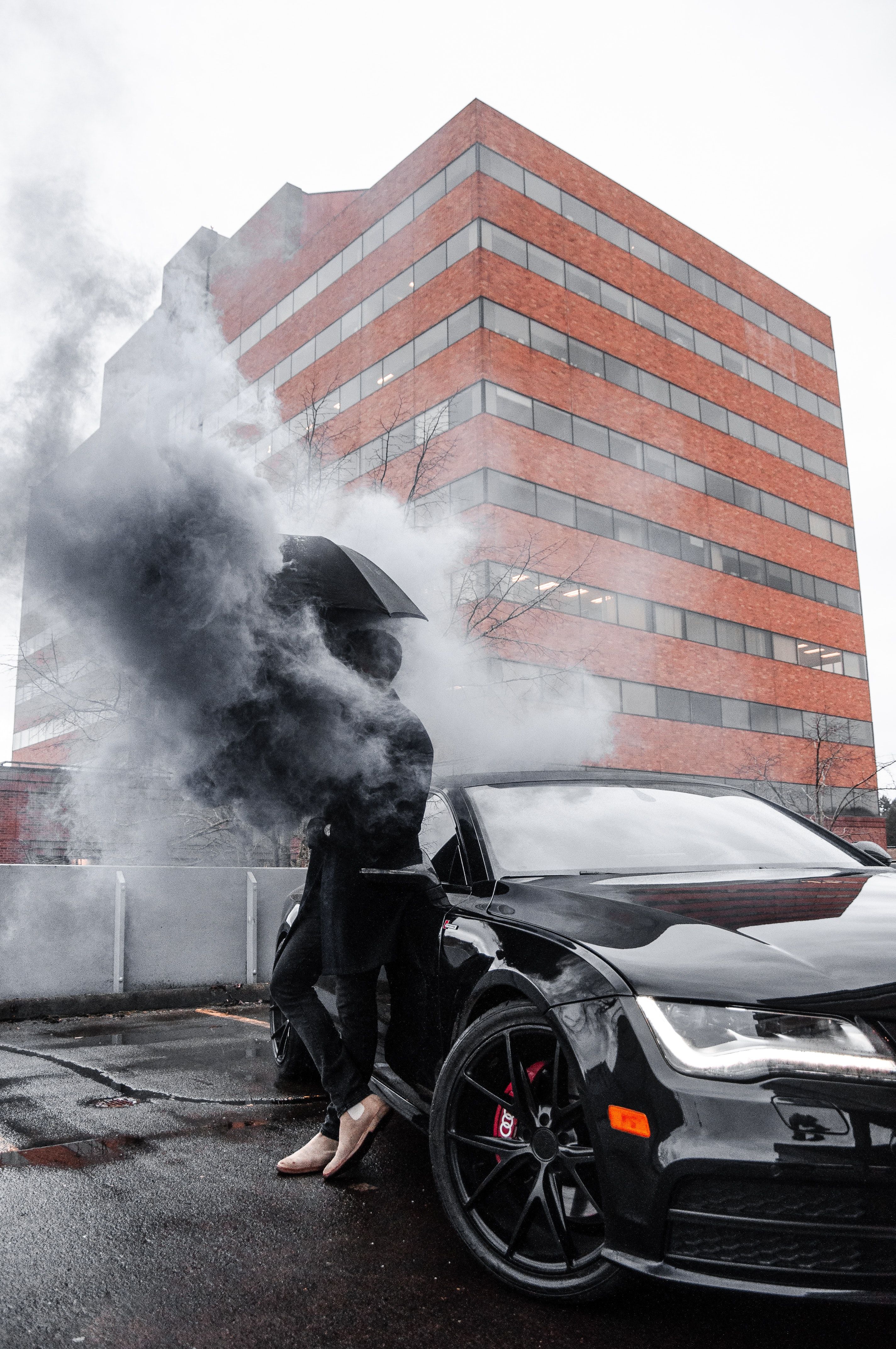Schwarzes Auto, Rauch, Hochhaus, Frau, Stadt, QHD+, Handy-Hintergrund im Hochformat