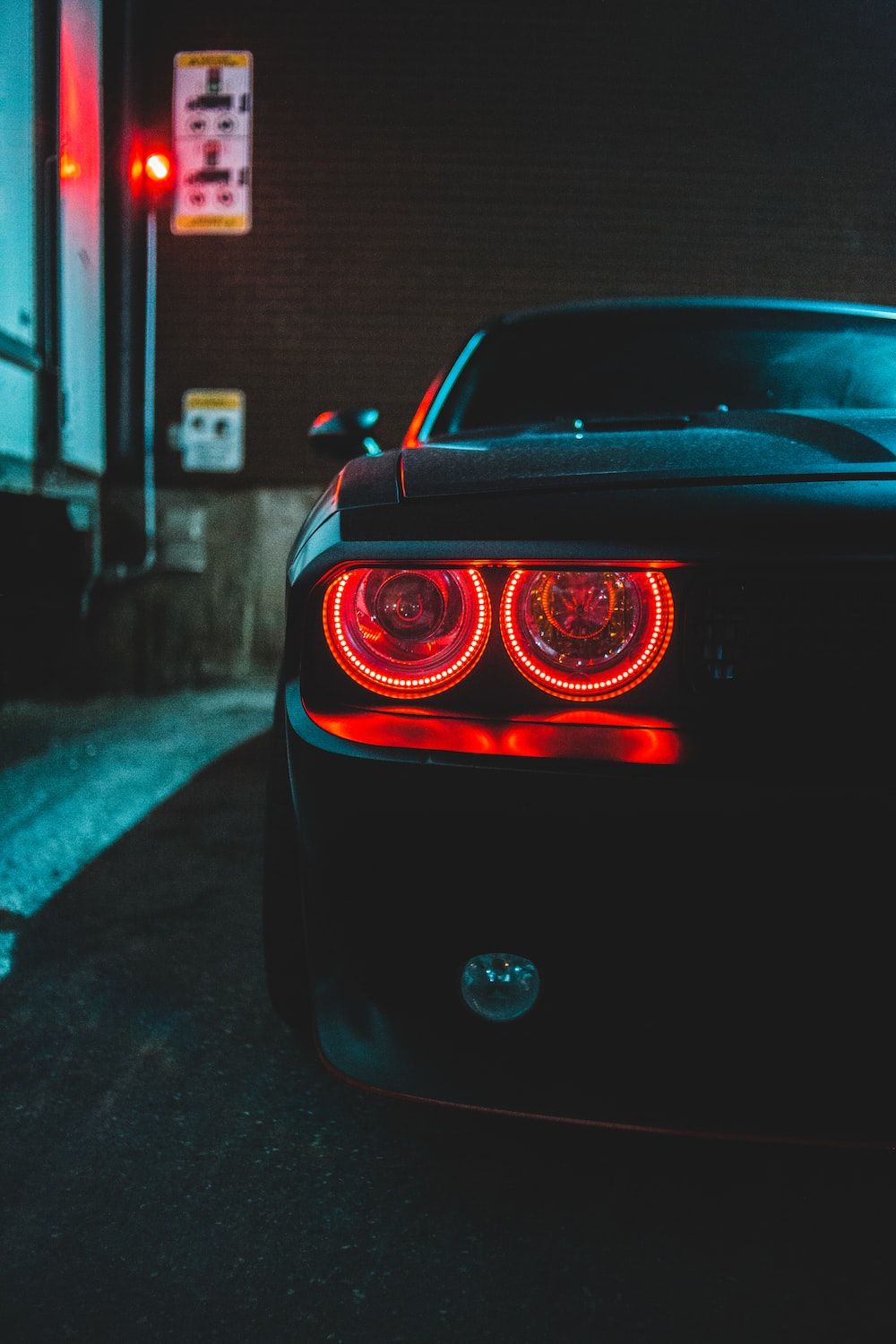 Dodge Challenger, Rote Scheinwerfer, Halo-Ringe, Nacht, Muscle Car, Android-Hintergrundbild